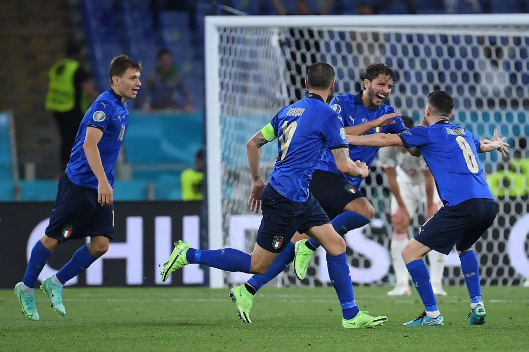 El centrocampista italiano, Manuel Locatelli, celebra con sus compañeros de equipo después de anotar el segundo gol durante el partido de fútbol del Grupo A de la UEFA EURO 2020 entre Italia y Suiza en el Estadio Olímpico de Roma el 16 de junio de 2021. Foto: AFP