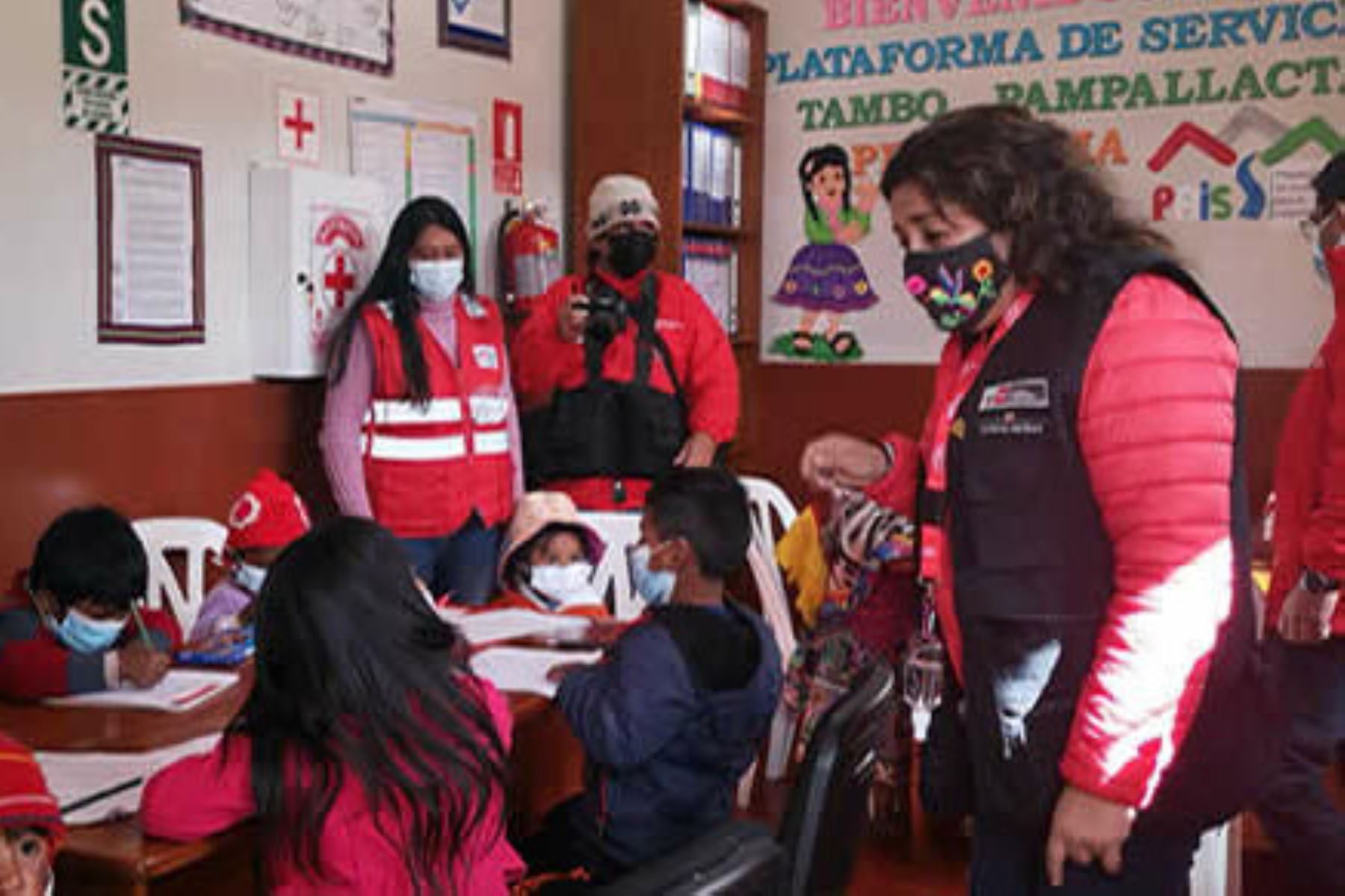 Viceministra de Gestión Pedagógica, Killa Miranda, durante una visita a la comunidad de Pampallacta, en el distrito de Pisac, en la región Cusco. Foto: Minedu