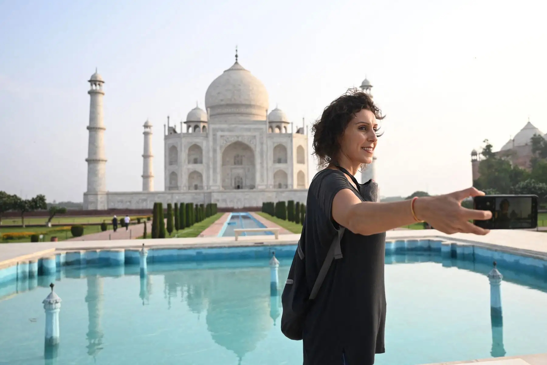 Melissa Dalla Rosa de Brasil toma fotos de recuerdo en el Taj Mahal después de que reabrió a los visitantes luego de que las autoridades flexibilizaran las restricciones del covid-19 en Agra.
Foto: AFP