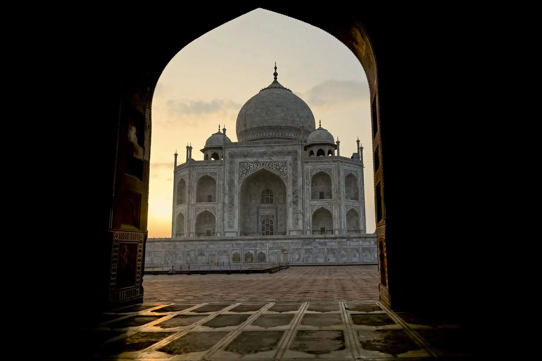 El sol sale detrás del Taj Mahal después de que se reabrió a los visitantes luego de que las autoridades flexibilizaran las restricciones del coronavirus en Agra.
Foto: AFP