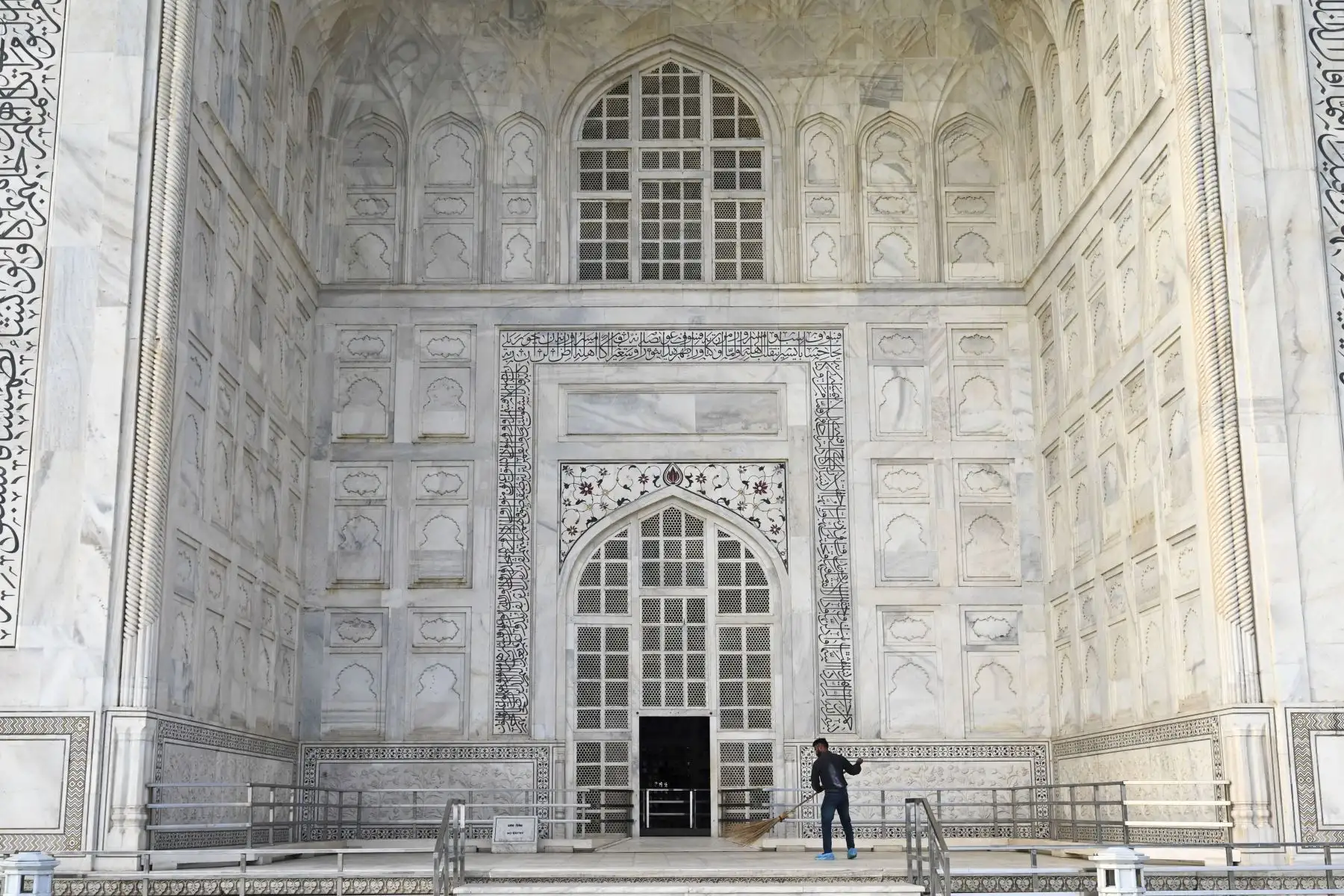 Un trabajador barre frente a una entrada del Taj Mahal después de que reabriera a los visitantes luego de que las autoridades flexibilizaran las restricciones del coronavirus  en Agra.
Foto: AFP