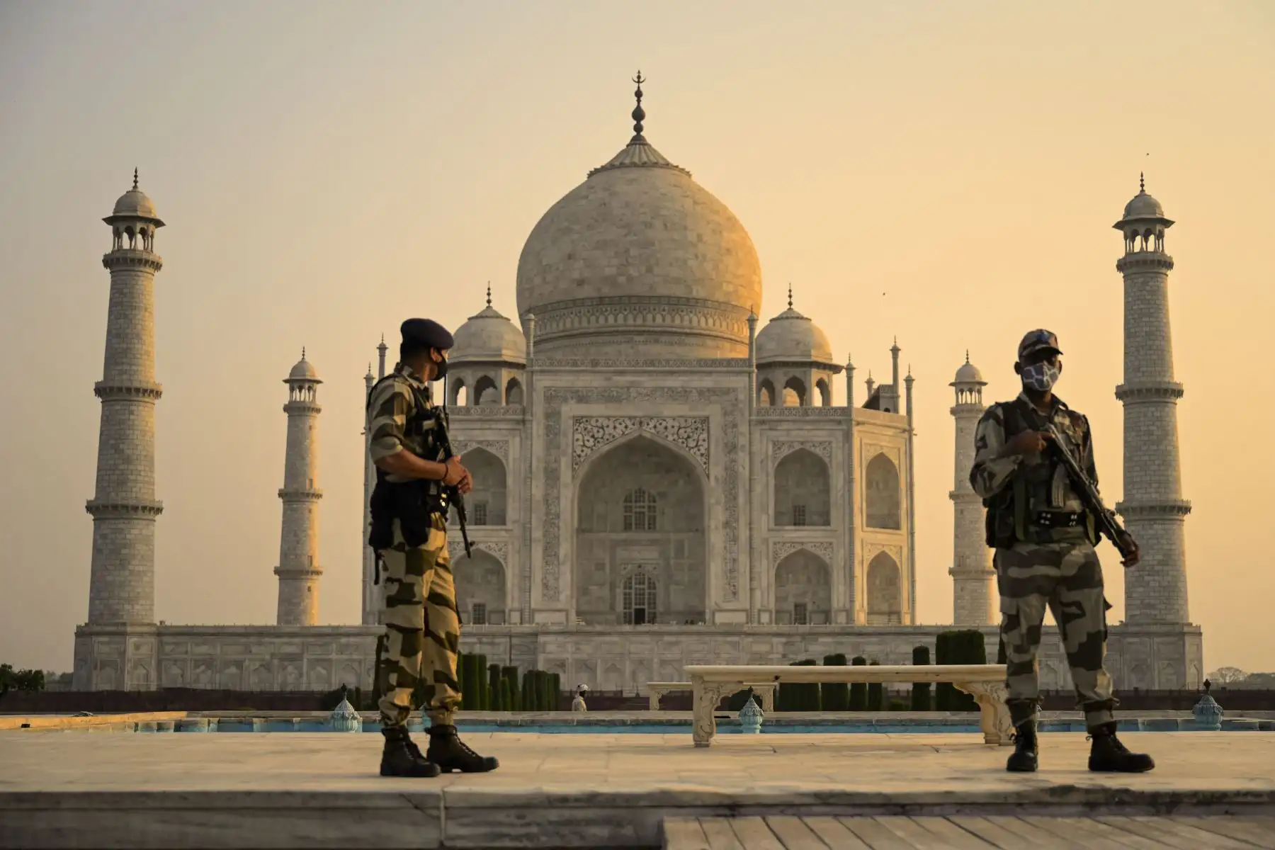 Soldado patrulla el terreno en el Taj Mahal después de que se reabrió a los visitantes luego de que las autoridades flexibilizaran las restricciones del covid-19 en Agra.
Foto : AFP