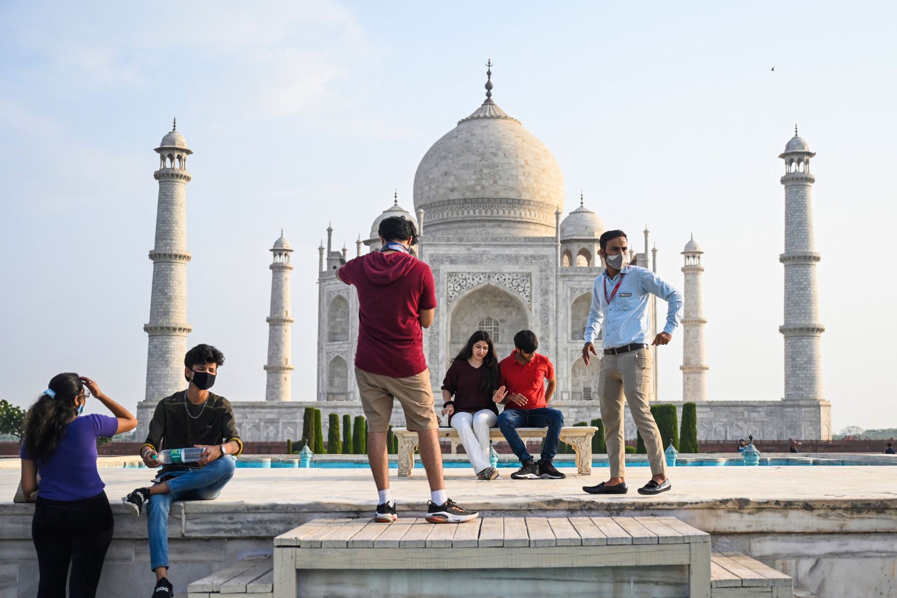 Los turistas visitan el Taj Mahal después de que se reabrió a los visitantes luego de que las autoridades suavizaran las restricciones del coronavirus en Agra.
Foto: AFP
