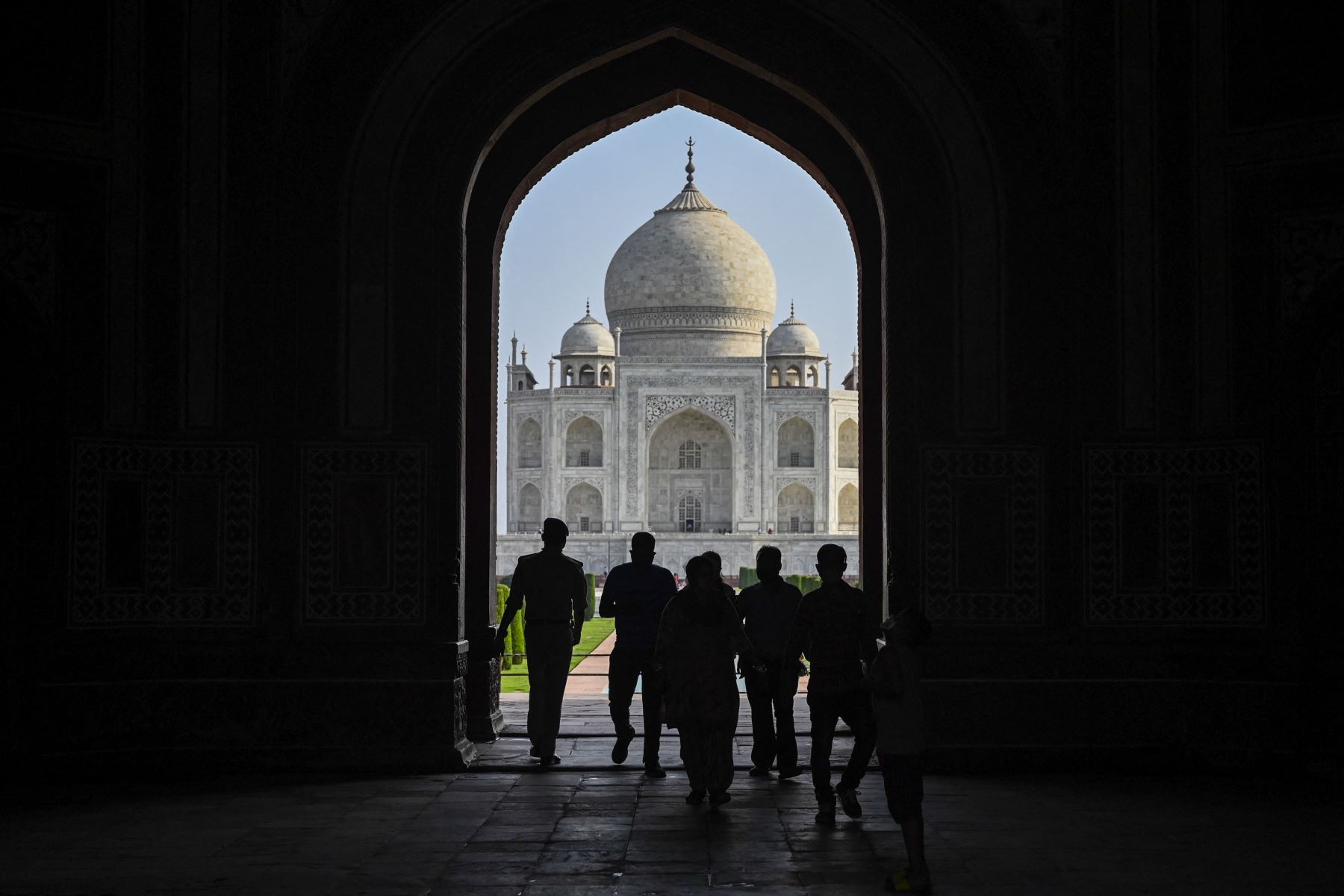 Los turistas visitan el Taj Mahal después de que se reabrió a los visitantes luego de que las autoridades suavizaran las restricciones del coronavirus  en Agra.
Foto: AFP