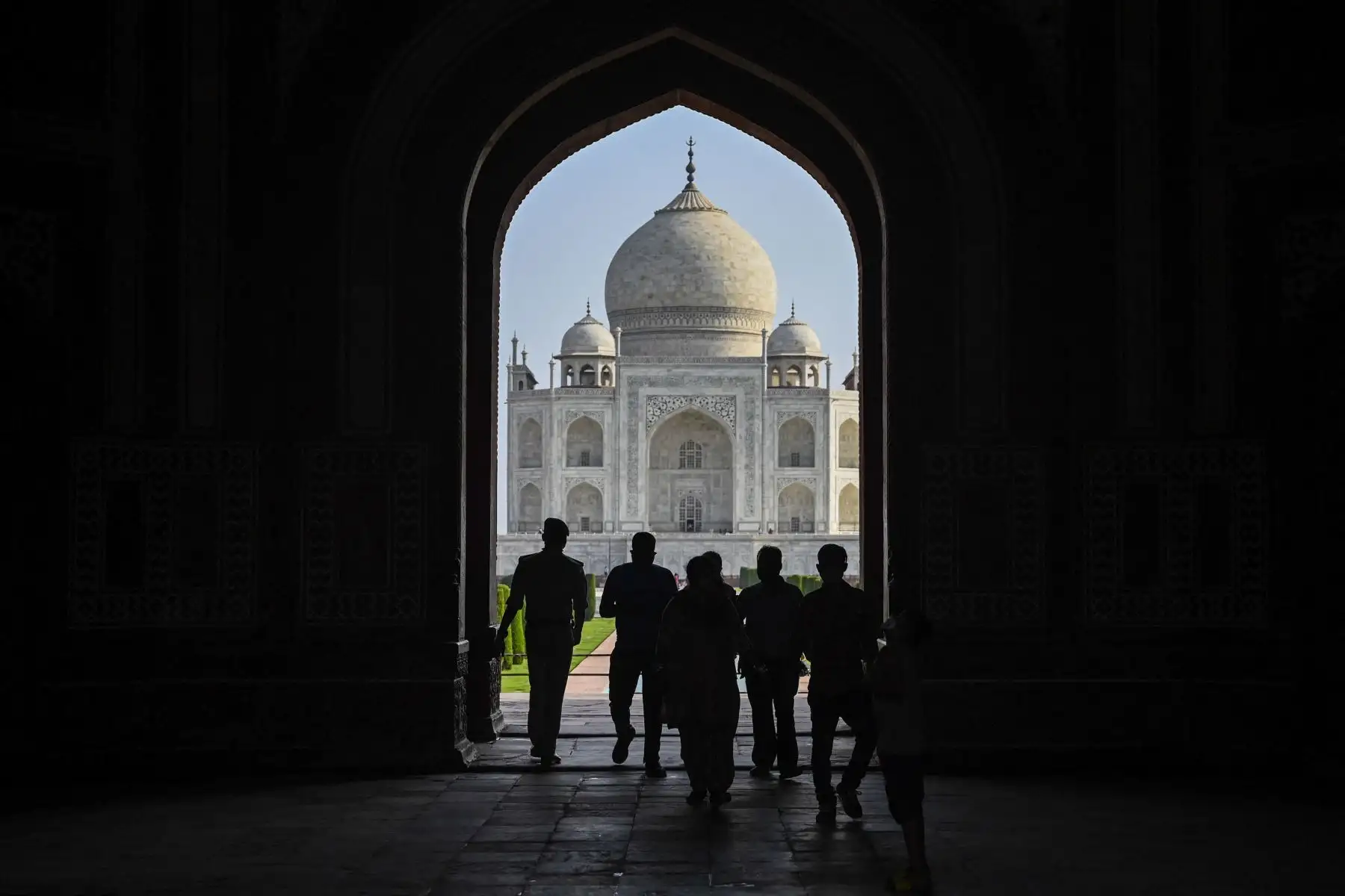 Los turistas visitan el Taj Mahal después de que se reabrió a los visitantes luego de que las autoridades suavizaran las restricciones del coronavirus  en Agra.
Foto: AFP