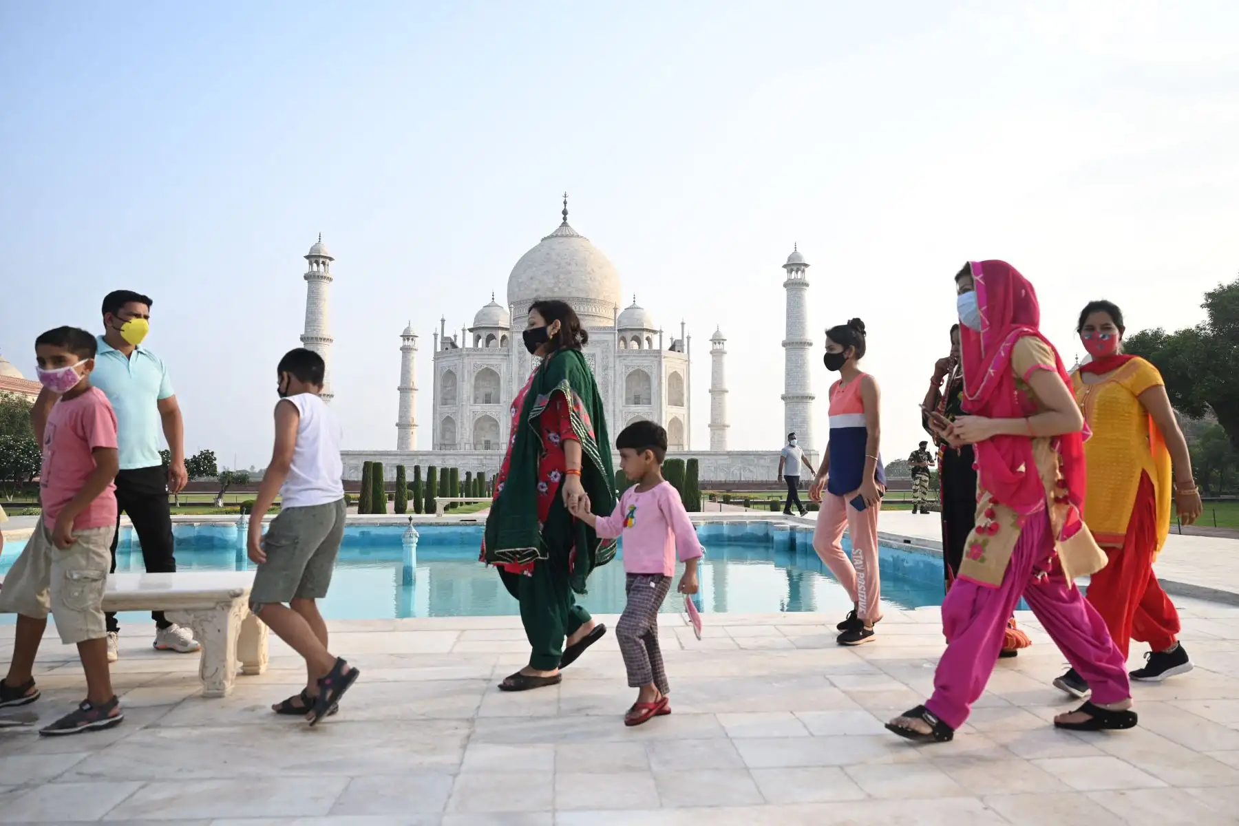 Los turistas visitan el Taj Mahal después de que se reabrió a los visitantes luego de que las autoridades suavizaran las restricciones del coronavirus  en Agra.
Foto: AFP