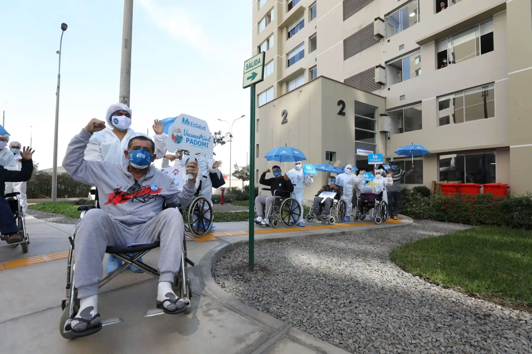 Los pacientes de covid -19 intervenidos en EsSalud, salen de alta en la Villa Panamericana previo al día del padre .
Foto: EsSalud