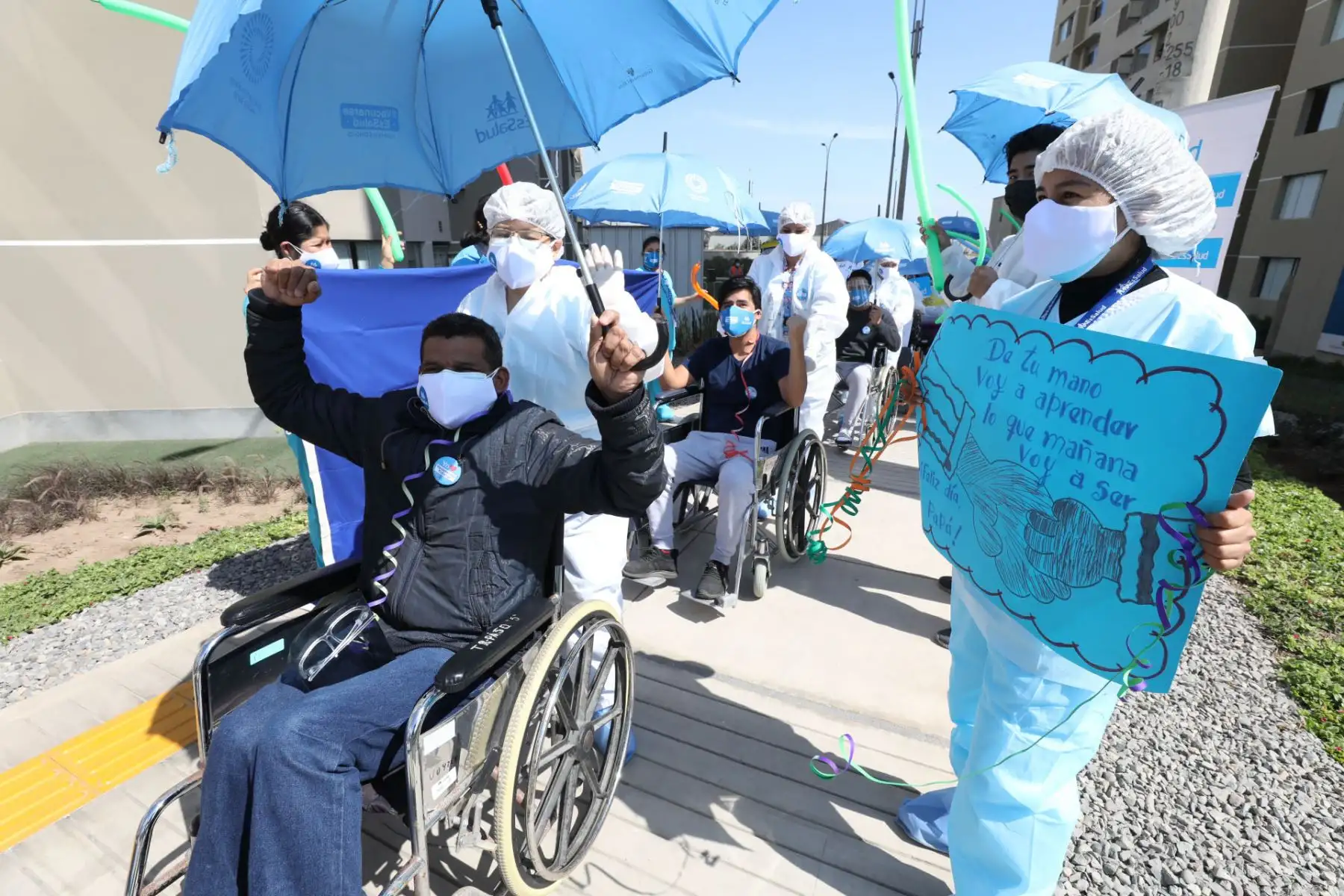 Los pacientes de covid -19 intervenidos en EsSalud, salen de alta en la Villa Panamericana previo al día del padre .
Foto: EsSalud