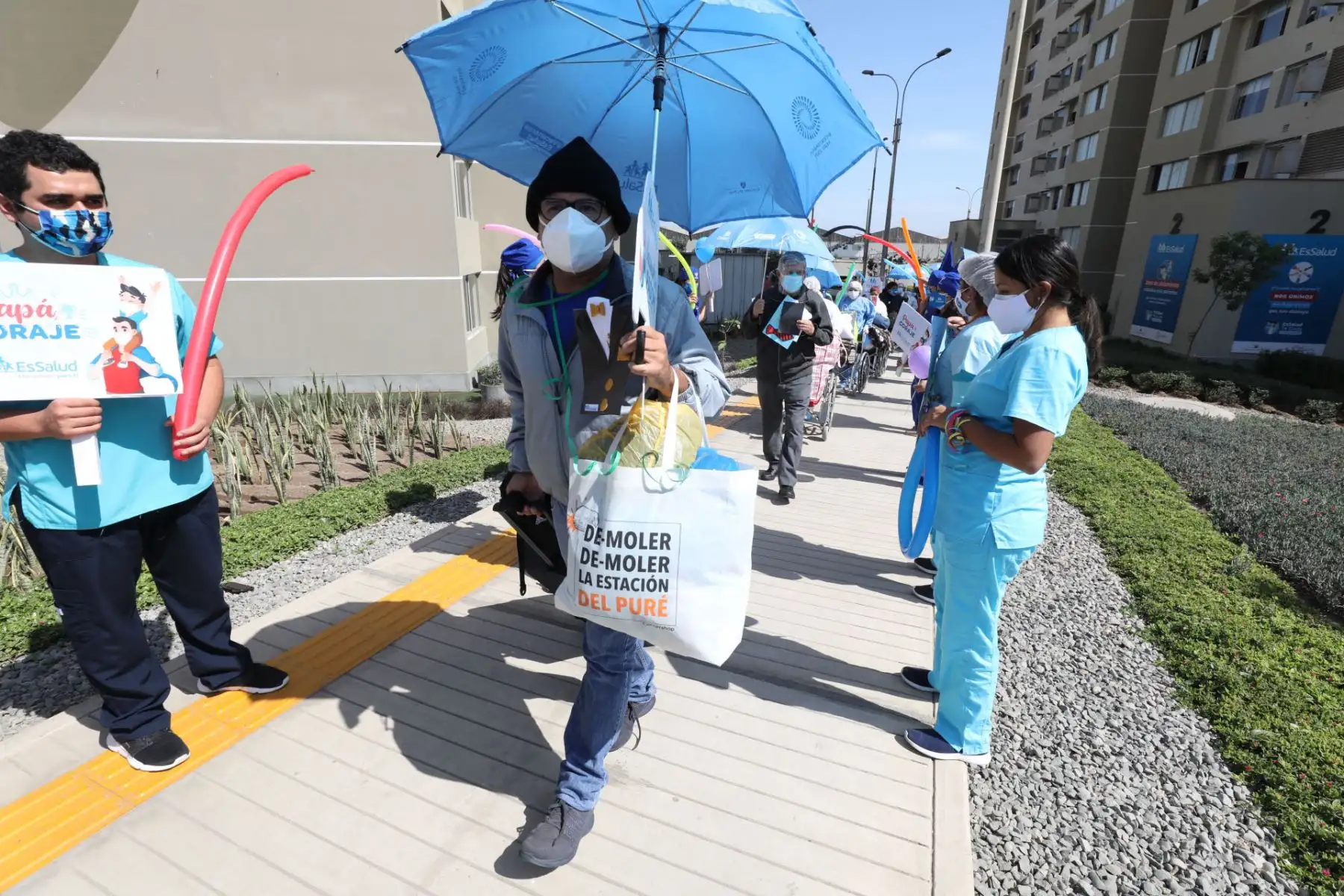 Los pacientes de covid -19 intervenidos en EsSalud, salen de alta en la Villa Panamericana previo al día del padre .
Foto: EsSalud