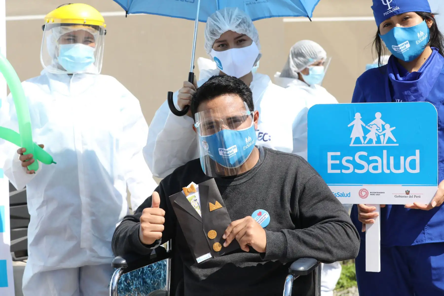 Los pacientes de covid -19 intervenidos en EsSalud, salen de alta en la Villa Panamericana previo al día del padre .
Foto: EsSalud