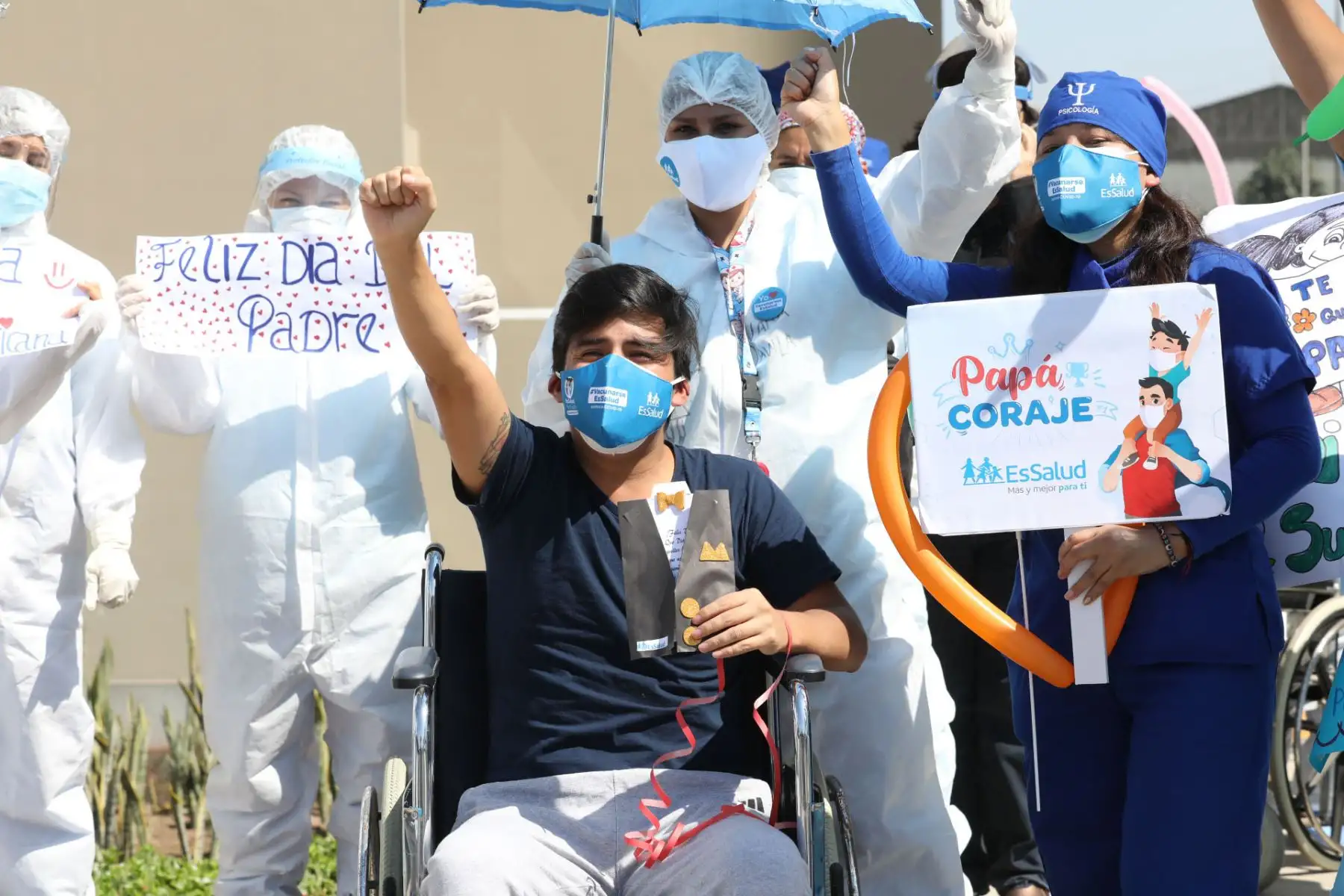 Los pacientes de covid -19 intervenidos en EsSalud, salen de alta en la Villa Panamericana previo al día del padre .
Foto: EsSalud