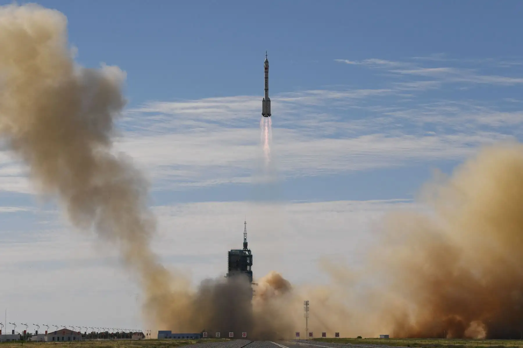 Un cohete portador Long March-2F, que transporta la nave espacial Shenzhou-12 y una tripulación de tres astronautas, despega del Centro de Lanzamiento de Satélites Jiuquan en el desierto de Gobi en el noroeste de China. Foto: AFP