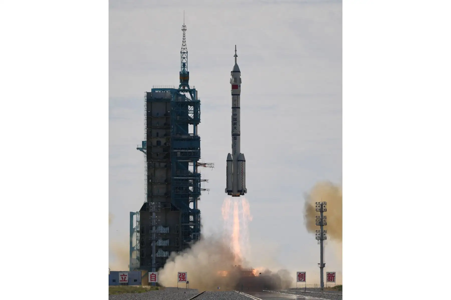 Un cohete portador Long March-2F, que transporta la nave espacial Shenzhou-12 y una tripulación de tres astronautas, despega del Centro de Lanzamiento de Satélites Jiuquan en el desierto de Gobi en el noroeste de China. Foto: AFP
