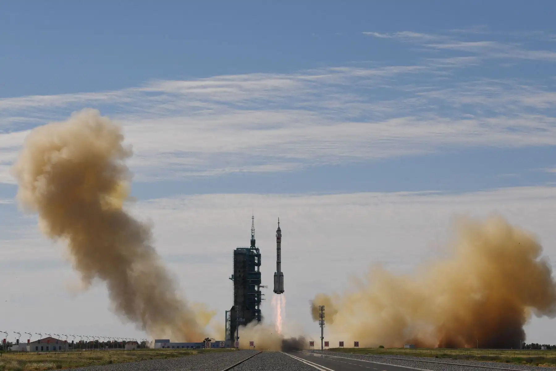 La nave Shenzhou-12 (Vasija Divina) ha despegado a las 9.22 de Pekín de la base de lanzamientos de satélites en Jiuquan, en la provincia de Gansu (noroeste de China). Foto: AFP