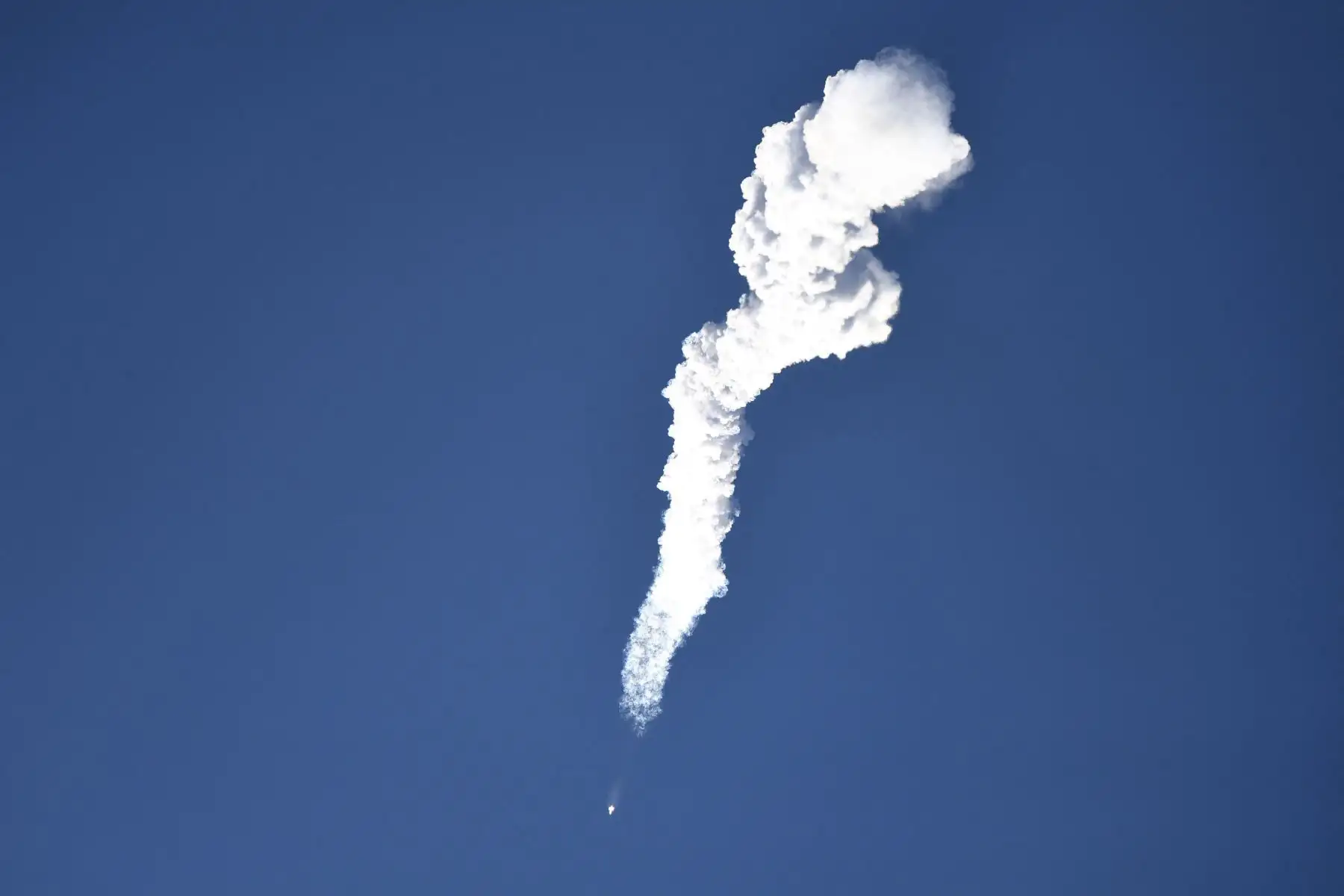 China, que no participa en la ISS debido al veto de la NASA estadounidense, a la que las leyes de su país prohíben colaborar con Pekín, planea utilizar su estación espacial para probar tecnologías clave en sus ambiciones de explorar el espacio exterior y la resistencia de los materiales en el espacio. Foto: AFP