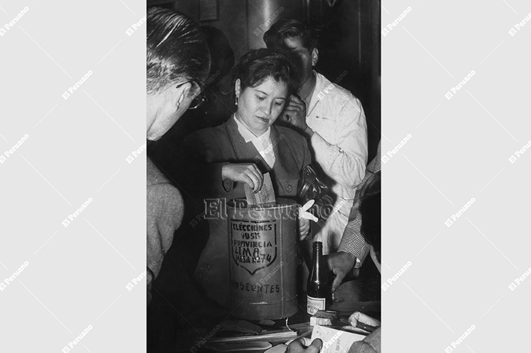 Lima - 17 junio 1956 / La mujer peruana votó por primera vez en las elecciones generales de 1956. Foto: Archivo Histórico de El Peruano