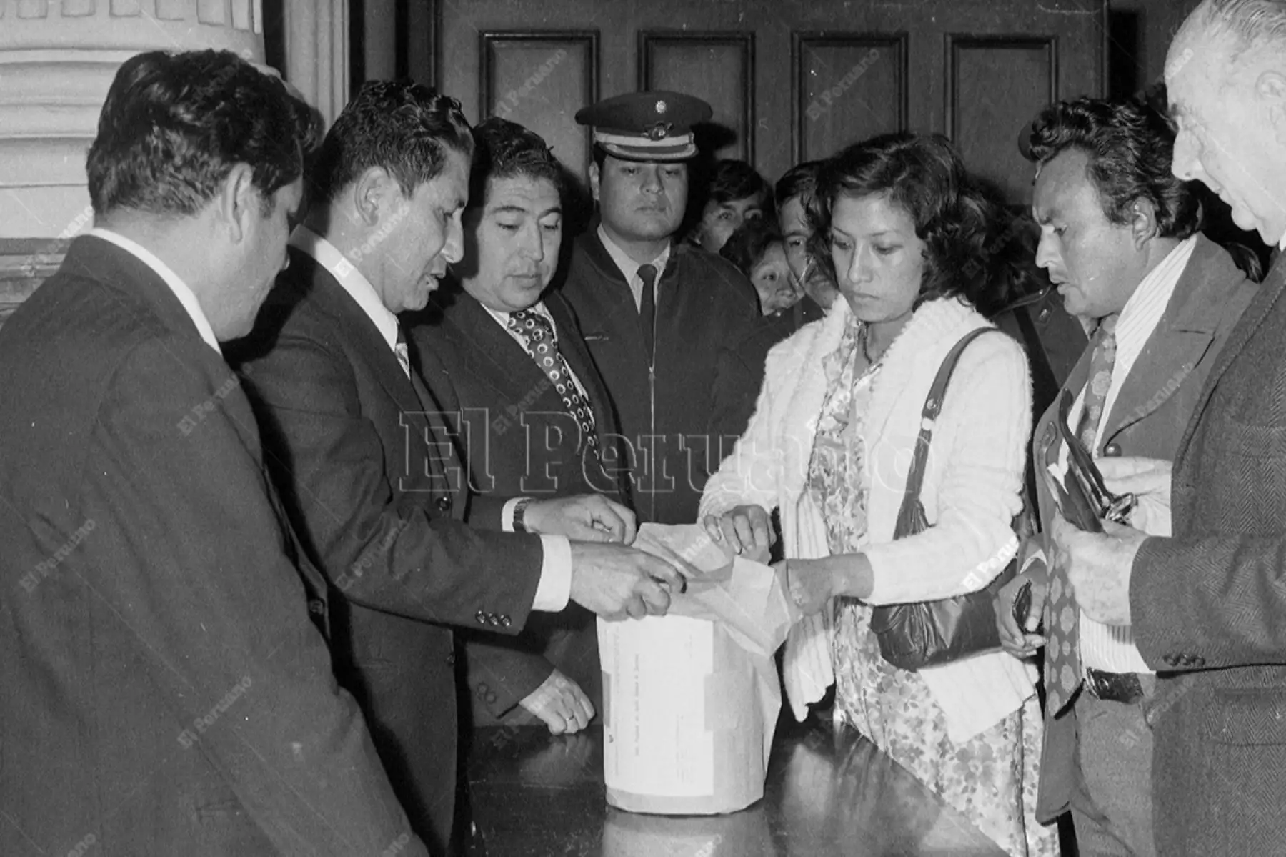 Lima - 18 junio 1978 / Una mujer entrega la primera ánfora al Jurado Electoral Provincial. Cuatro millones 959 mil 719 ciudadanos emitieron su voto para elegir a los cien representantes ante la Asamblea Constituyente. Foto: Archivo Histórico de El Peruano / Oswaldo Sánchez
