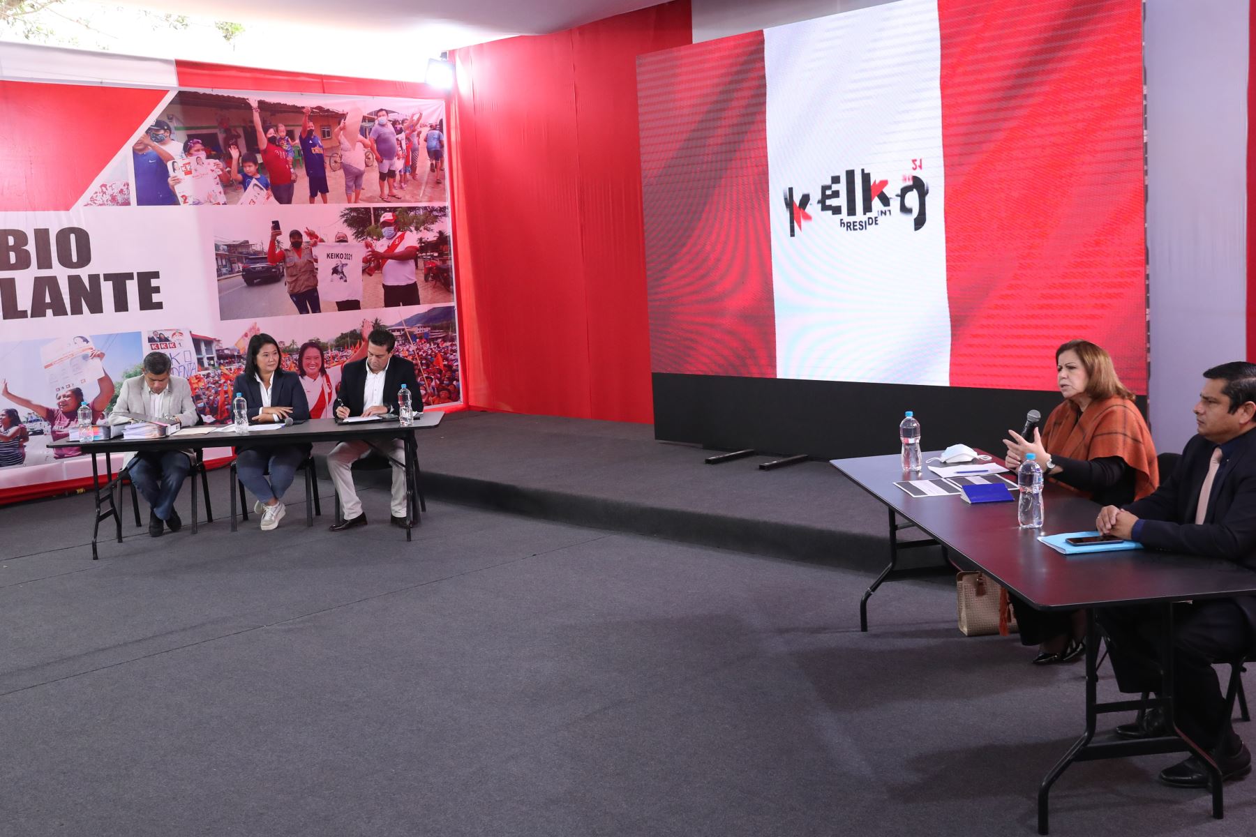 Conferencia de prensa de la candidata a la presidencia, Keiko Fujimori, junto con sus abogados, Lourdes Flores Nano y Virgilio Hurtado. Foto: ANDINA/ Carla Patiño