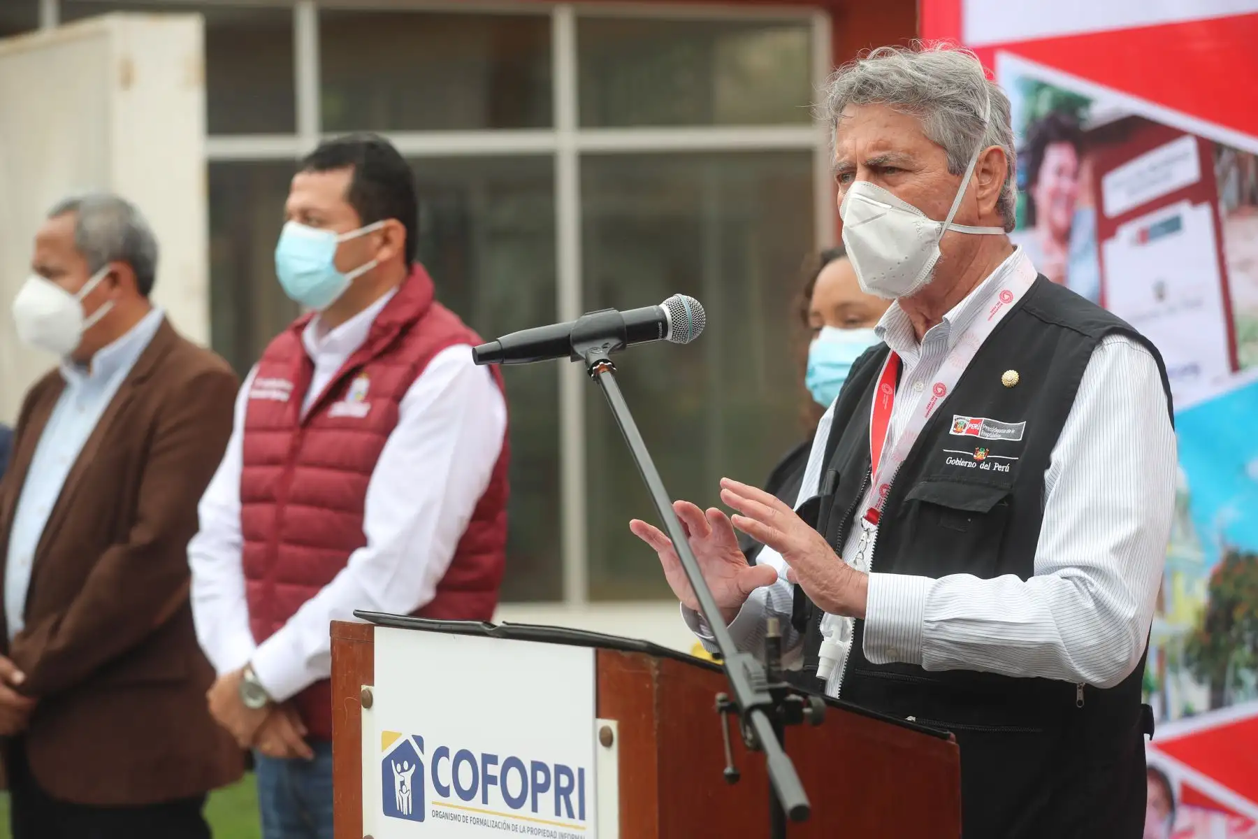 El presidente Francisco Sagasti y la ministra de vivienda, Solangel Fernández, entregan títulos de Cofopri en Chiclayo. Foto: ANDINA/ Presidencia
