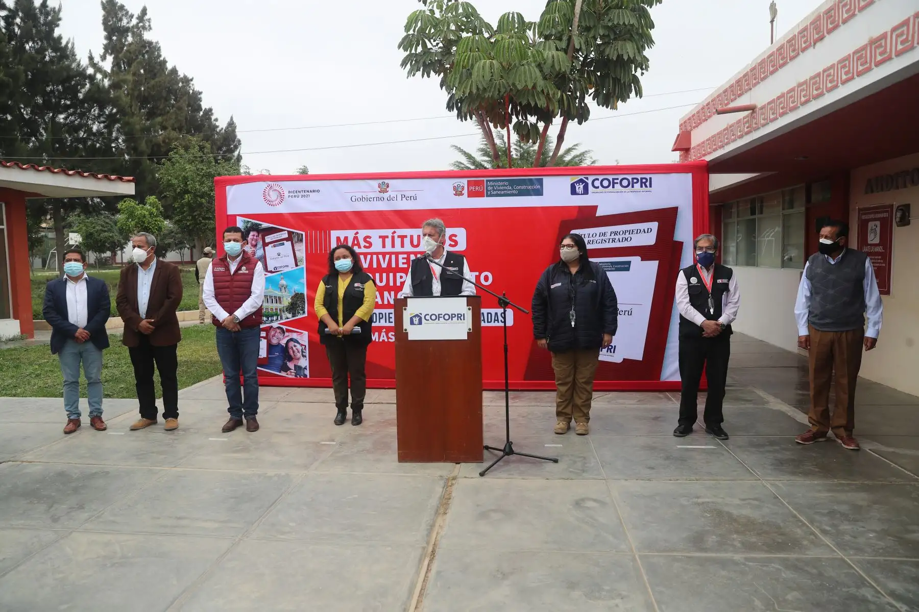 El presidente Francisco Sagasti y la ministra de vivienda, Solangel Fernández, entregan títulos de Cofopri en Chiclayo. Foto: ANDINA/ Presidencia