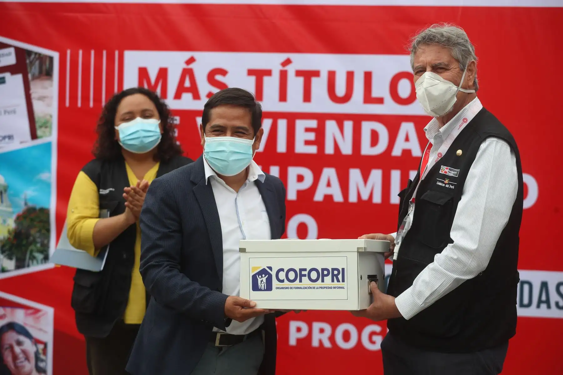 El presidente Francisco Sagasti y la ministra de vivienda, Solangel Fernández, entregan títulos de Cofopri en Chiclayo. Foto: ANDINA/ Presidencia