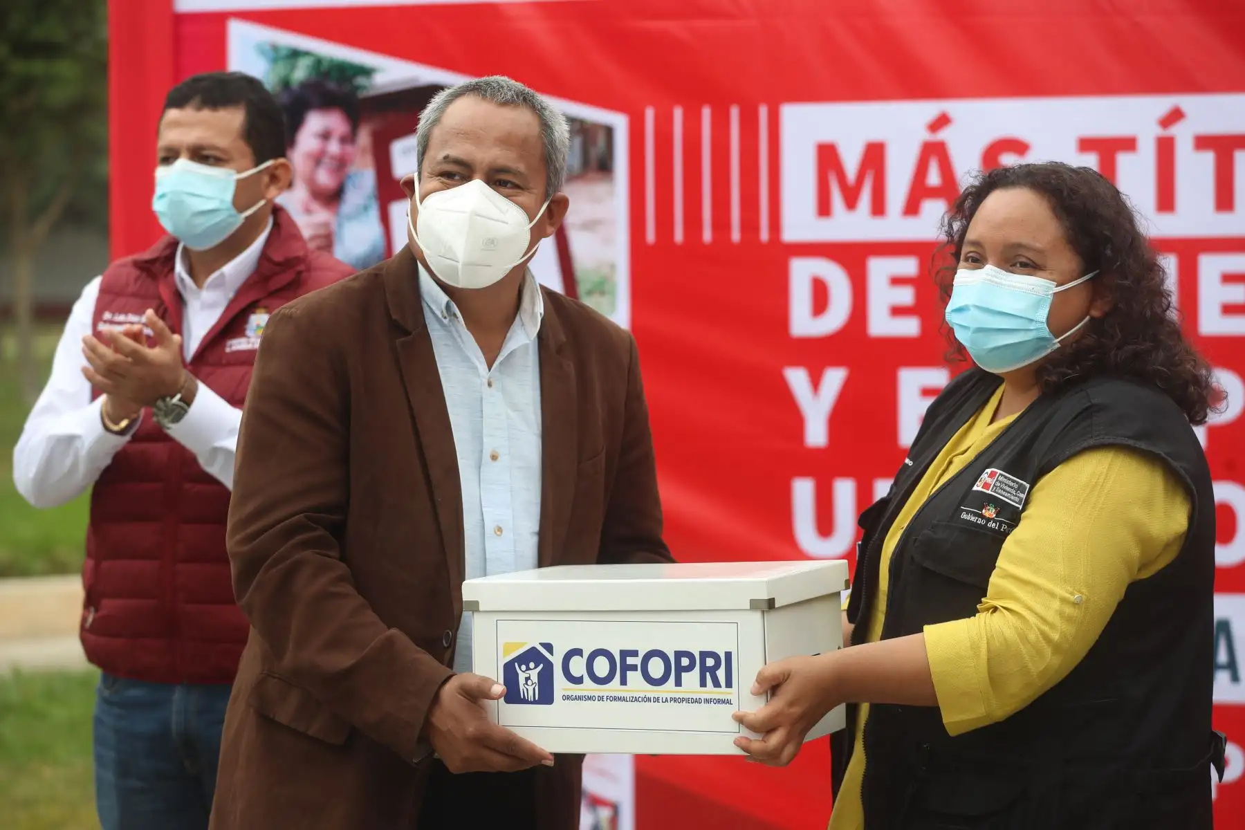 El presidente Francisco Sagasti y la ministra de vivienda, Solangel Fernández, entregan títulos de Cofopri en Chiclayo. Foto: ANDINA/ Presidencia