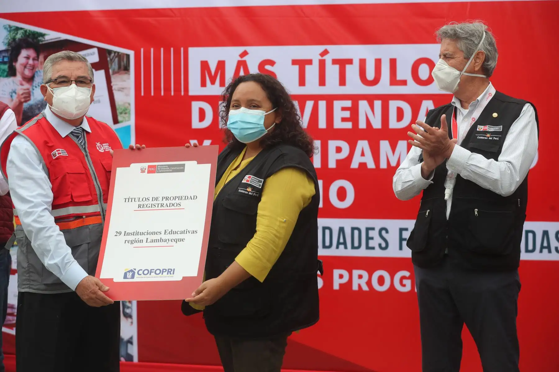 El presidente Francisco Sagasti y la ministra de vivienda, Solangel Fernández, entregan títulos de Cofopri en Chiclayo. Foto: ANDINA/ Presidencia