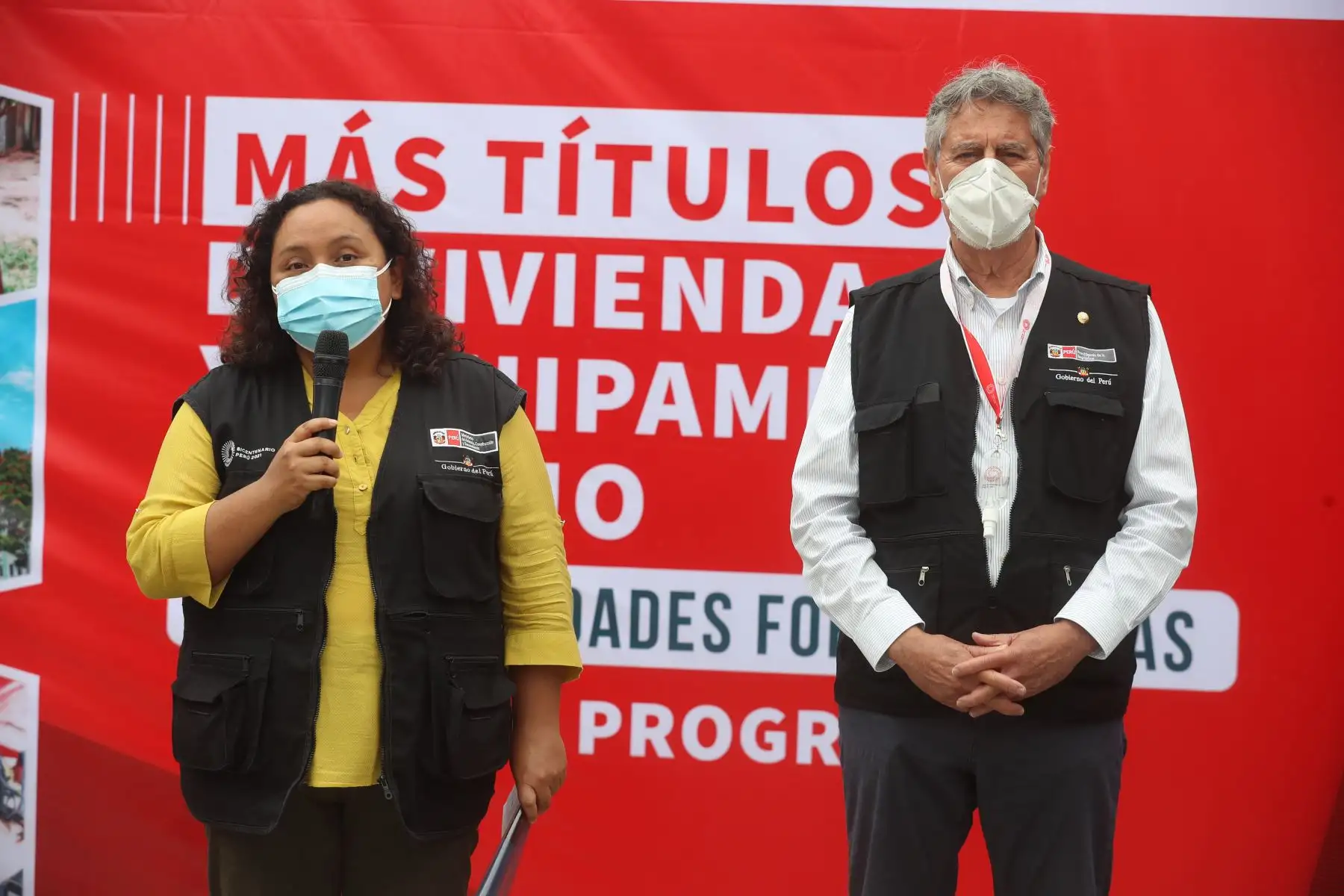 El presidente Francisco Sagasti y la ministra de vivienda, Solangel Fernández, entregan títulos de Cofopri en Chiclayo. Foto: ANDINA/ Presidencia
