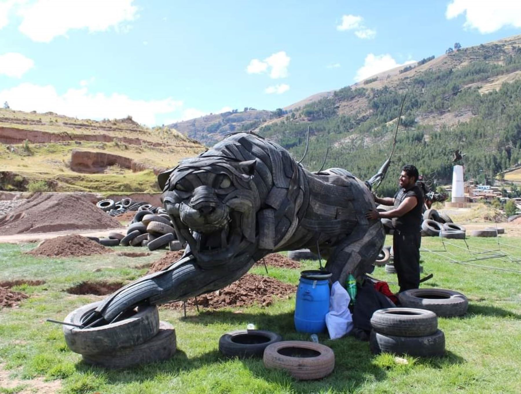 Así luce el parque temático Cosmovisión Andina hecho de neumáticos que se ubica en el distrito de Checacupe, provincia cusqueña de Canchis.