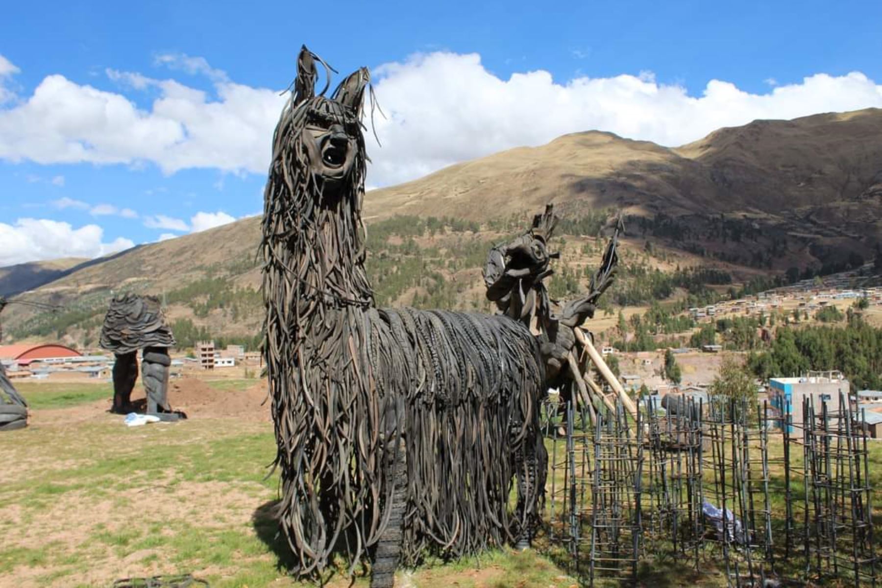 Conoce el ecoparque temático de Cusco que cuenta con alegorías hechas con neumáticos reciclados y que es sensación en redes sociales. ANDINA/Difusión