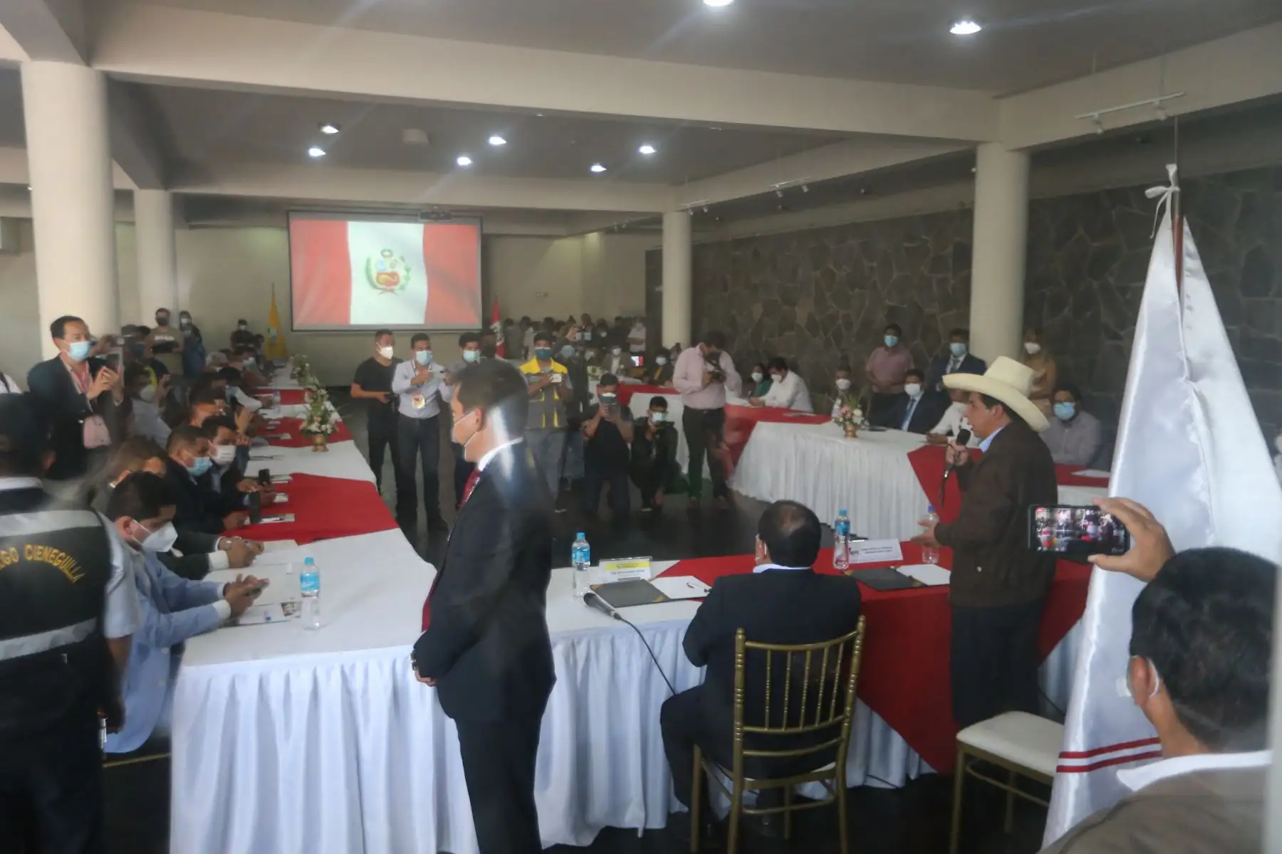 Pedro Castillo se reunió con integrantes de la Asociación de Municipalidades del Perú (AMPE) en Cieneguilla. Foto: ANDINA/Jhony Laurente