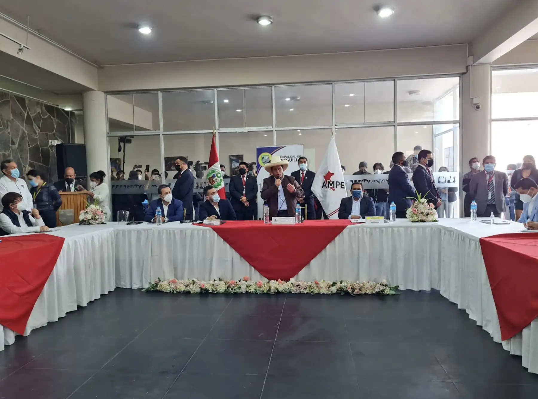 Pedro Castillo se reunió con integrantes de la Asociación de Municipalidades del Perú (AMPE) en Cieneguilla. Foto: ANDINA/Difusión