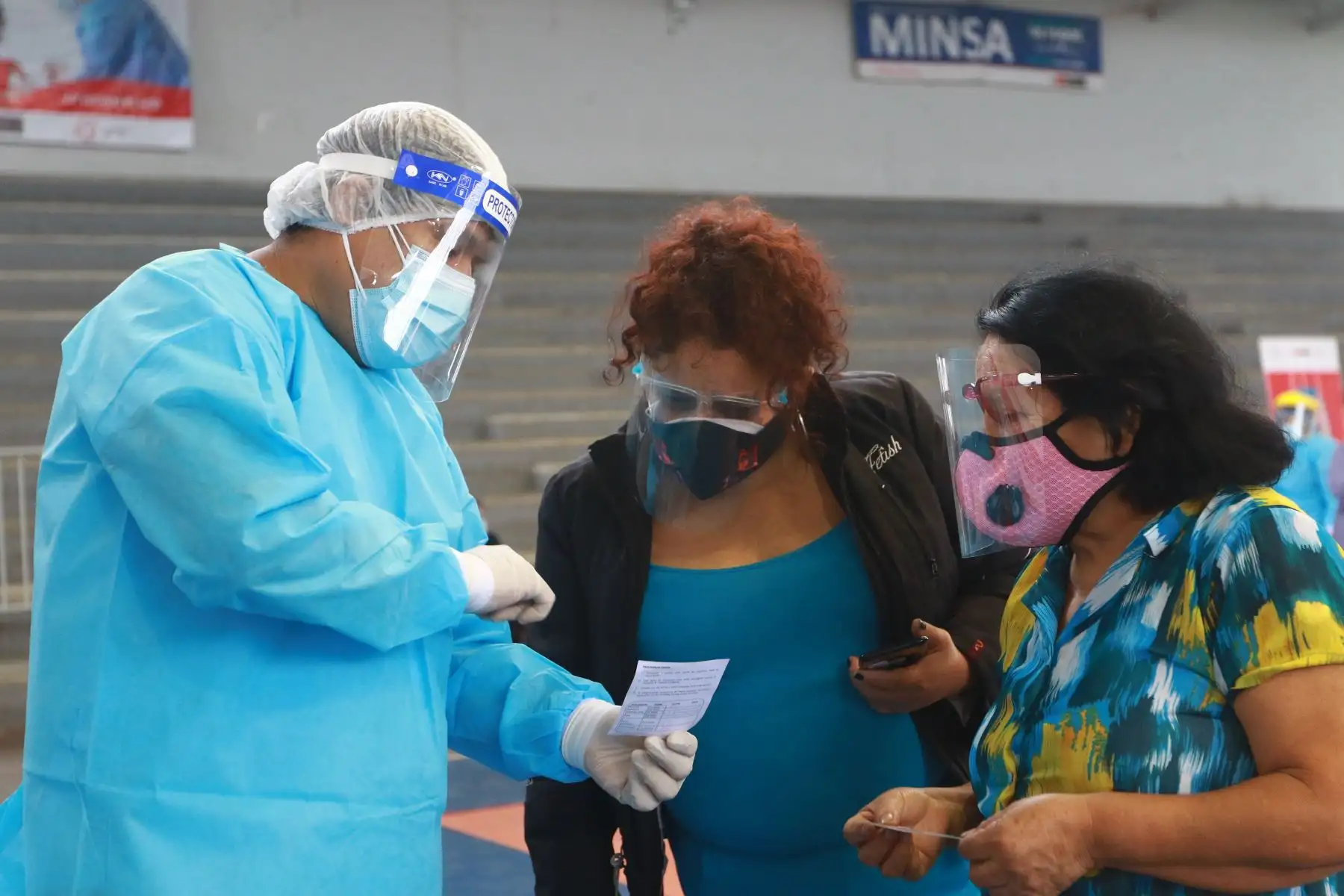 David Sánchez es enfermero vacunador de la Dirección de Redes Integradas de Salud (Diris) Lima Norte. El año pasado fue parte del comando covid-19 y, desde enero, es el coordinador del equipo de inmunizaciones. A las cinco de la mañana ya está en las instalaciones del colegio José Granda, de San Martín de Porres, desde donde se envían las brigadas de vacunación anticovid-19 hacia los puntos de vacunación de 9 distritos de Lima. Foto: ANDINA/Jhonel Rodríguez Robles