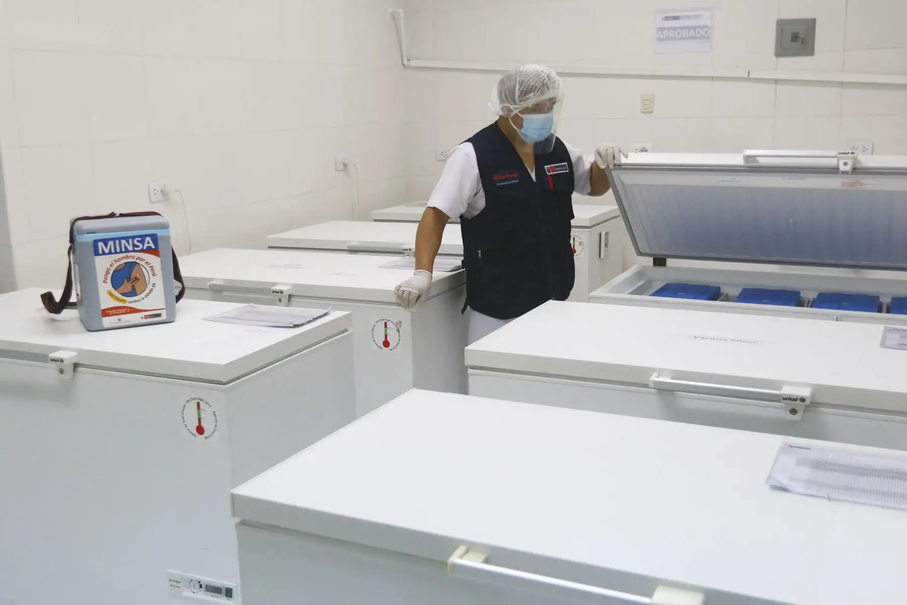En enero, el técnico en enfermería de 27 años dio positivo al coronavirus y cumplió su aislamiento de 15 días. Es de San Lorenzo de Quinti, provincia de Huarochirí, e igual que su hermana estudió enfermería. Desde el 2018, Yhordy trabaja en la Diris Lima Norte siempre en el tema de la cadena de frío, responsable con la distribución de vacunas para la población en distintas campañas de salud para distintas edades. Foto: ANDINA/Jhonel Rodríguez Robles