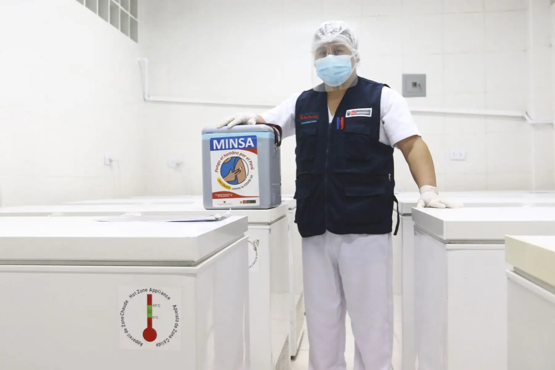 Por sus responsabilidades, desde que empezó la pandemia no ha podido retornar a Huarochirí, pero siempre se comunica por teléfono con sus padres. Yhordy Villa es padre de dos niños, de 6 y 4 años, y cumple con rigurosidad los protocolos de bioseguridad al llegar del trabajo, inclusive cuando sale a la tienda de abarrotes, porque en todos los lugares estamos expuestos al covid-19, recuerda. Su esposa es licenciada en enfermería y debe hacer guardias. A veces se cruzan en los horarios y no se ven. Es parte de la pasión de una familia dedicada a la salud. Foto: ANDINA/Jhonel Rodríguez Robles