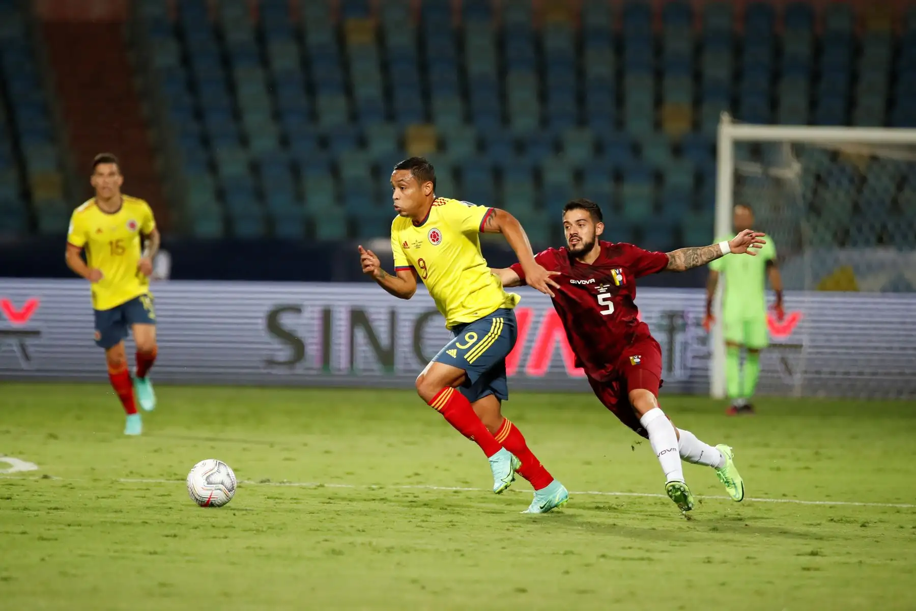 Luis Muriel de Colombia disputa el balón con Júnior Moreno de Venezuela durante partido por el grupo B de la Copa América en el Estadio Olímpico Pedro Ludovico Teixeira, en Goiania, Brasil. Foto: EFE
