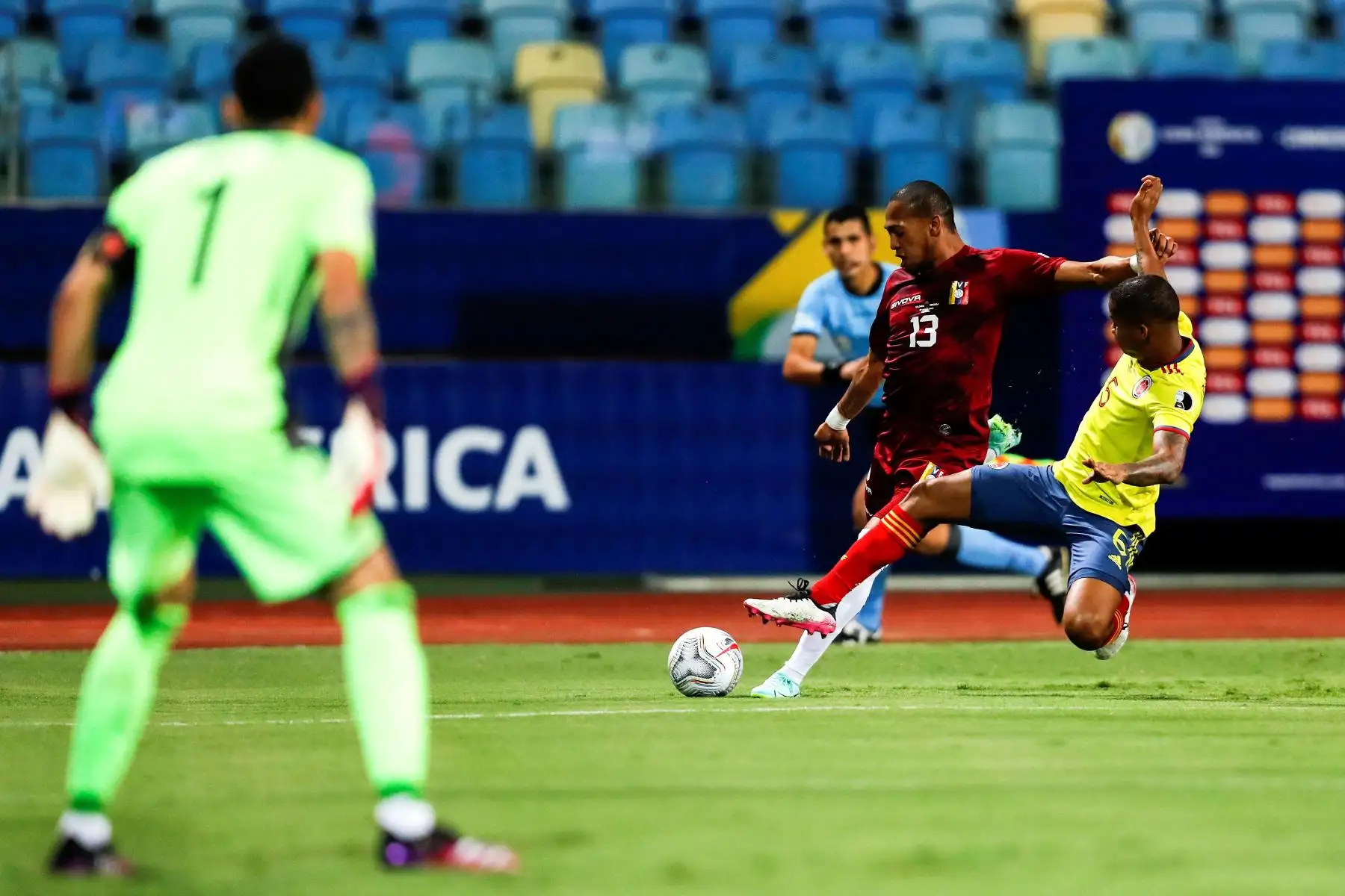 Wilmar Barrios de Colombia disputa el balón con José Martínez de Venezuela durante partido por el grupo B de la Copa América en el Estadio Olímpico Pedro Ludovico Teixeira, en Goiania, Brasil. Foto: EFE