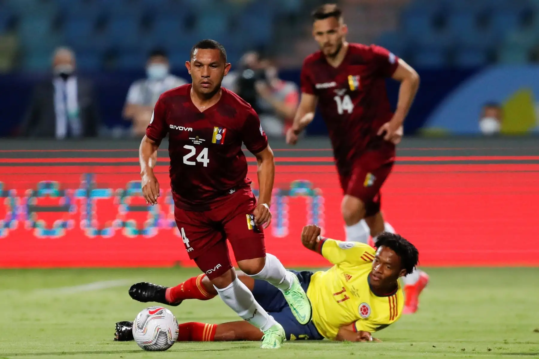 Juan Cuadrado de Colombia disputa el balón con Bernaldo Manzano de Venezuela durante partido por el grupo B de la Copa América en el Estadio Olímpico Pedro Ludovico Teixeira, en Goiania, Brasil. Foto: EFE