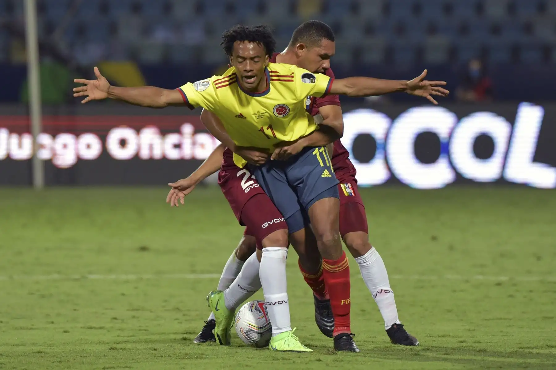 Juan Cuadrado recibe una falta del venezolano Bernaldo Manzano durante el partido de la fase de grupos de la Copa América, en el Estadio Olímpico de Goiania, Brasil. Foto: AFP