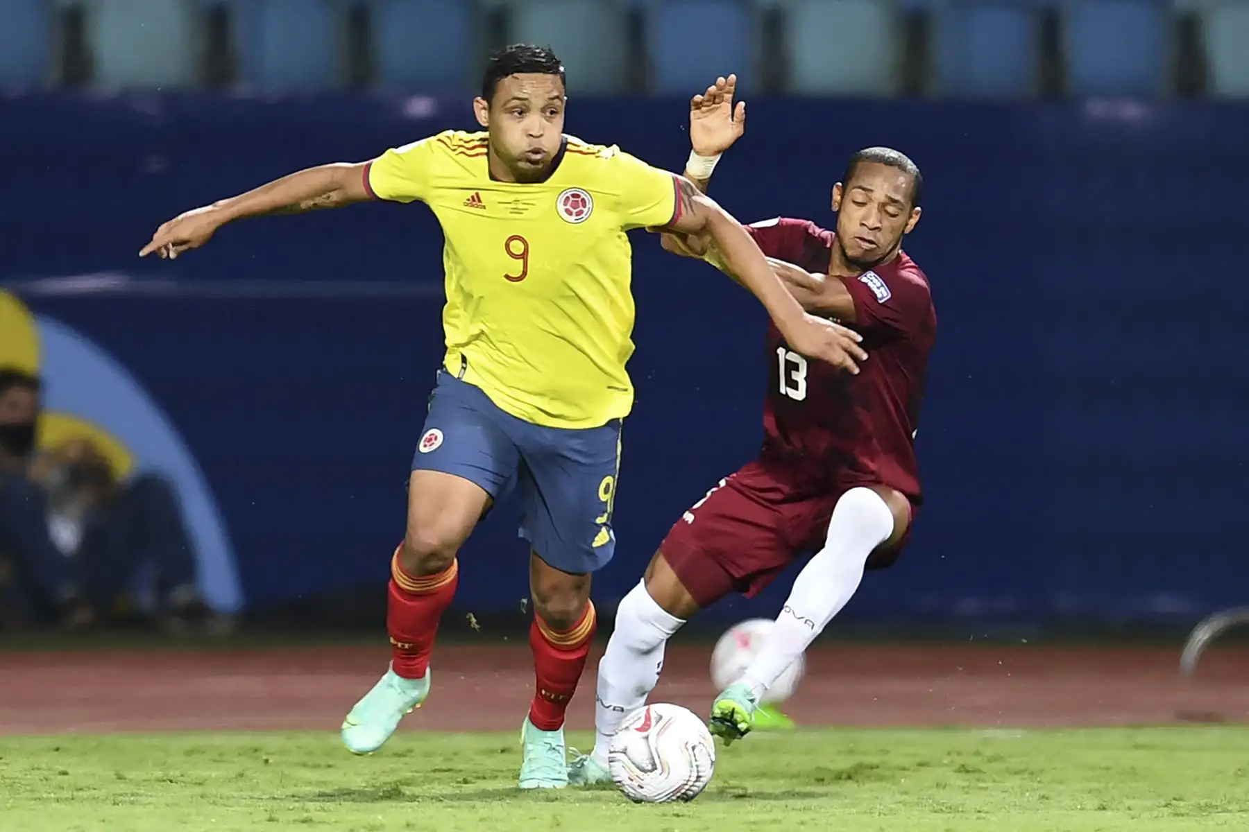 El colombiano Luis Muriel y el venezolano José Martínez compiten por el balón durante el partido de la fase de grupos de la Copa América 2021, en el Estadio Olímpico de Goiania, Brasil. Foto: AFP