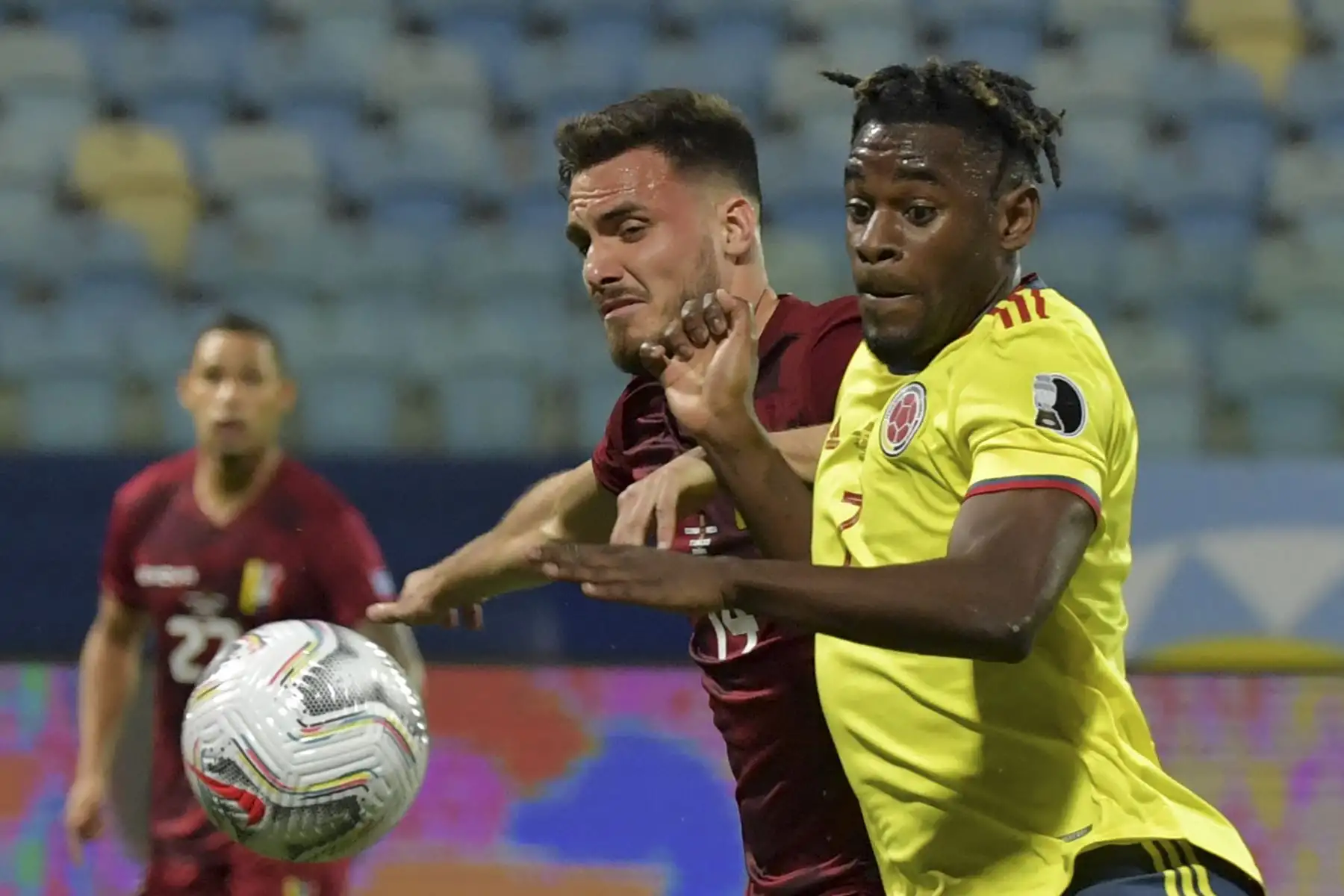 El venezolano Luis Del Pino Mago y el colombiano Duvan Zapata compiten por el balón durante el partido de la fase de grupos de la Copa América 2021 en el Estadio Olímpico de Goiania, Brasil. Foto: AFP