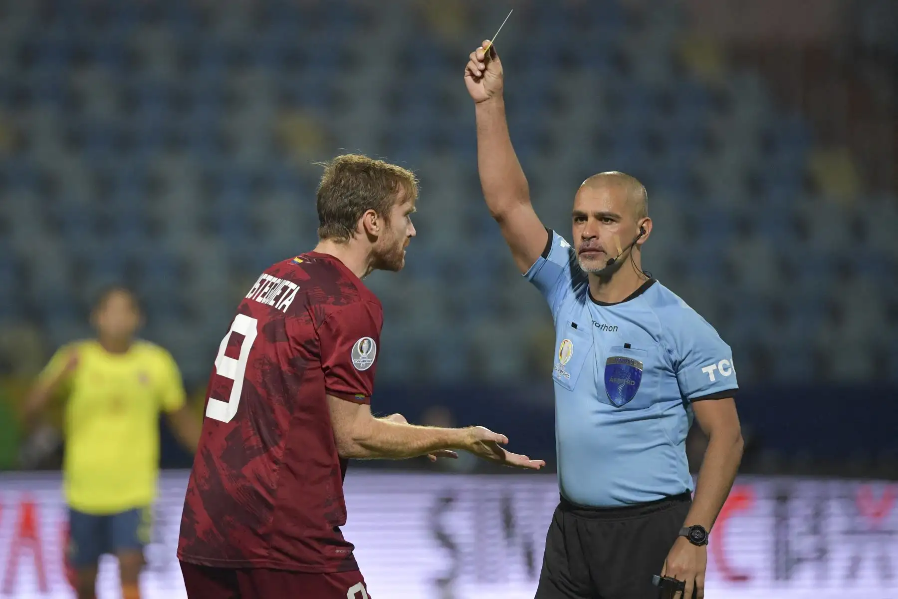 El árbitro paraguayo Eber Aquino muestra una tarjeta amarilla al venezolano Fernando Aristeguieta durante el partido de la fase de grupos de la Copa América, en el Estadio Olímpico de Goiania, Brasil. Foto: AFP
