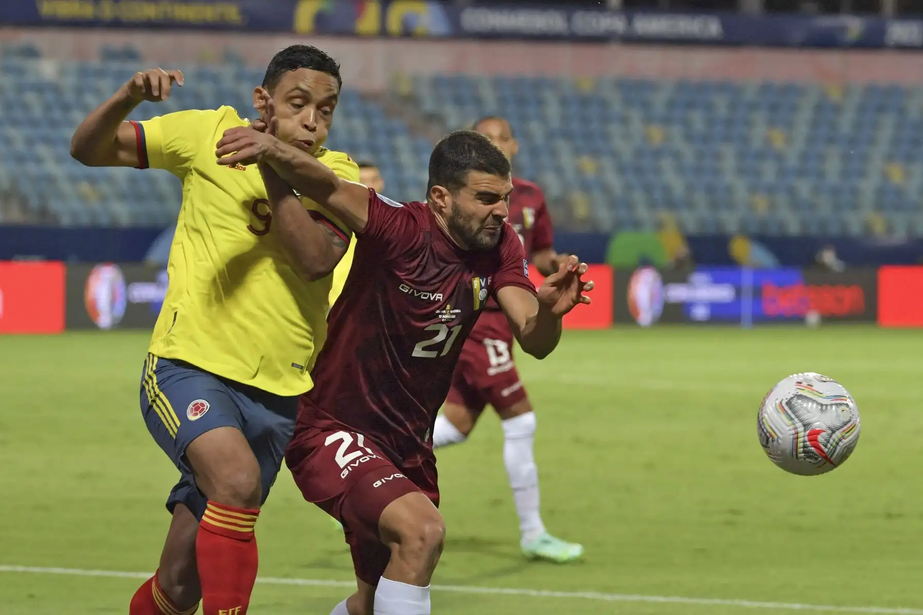 El colombiano Luis Muriel y el venezolano Alexander González compiten por el balón durante el partido de la fase de grupos de la Copa América, en el Estadio Olímpico de Goiania, Brasil. Foto: AFP