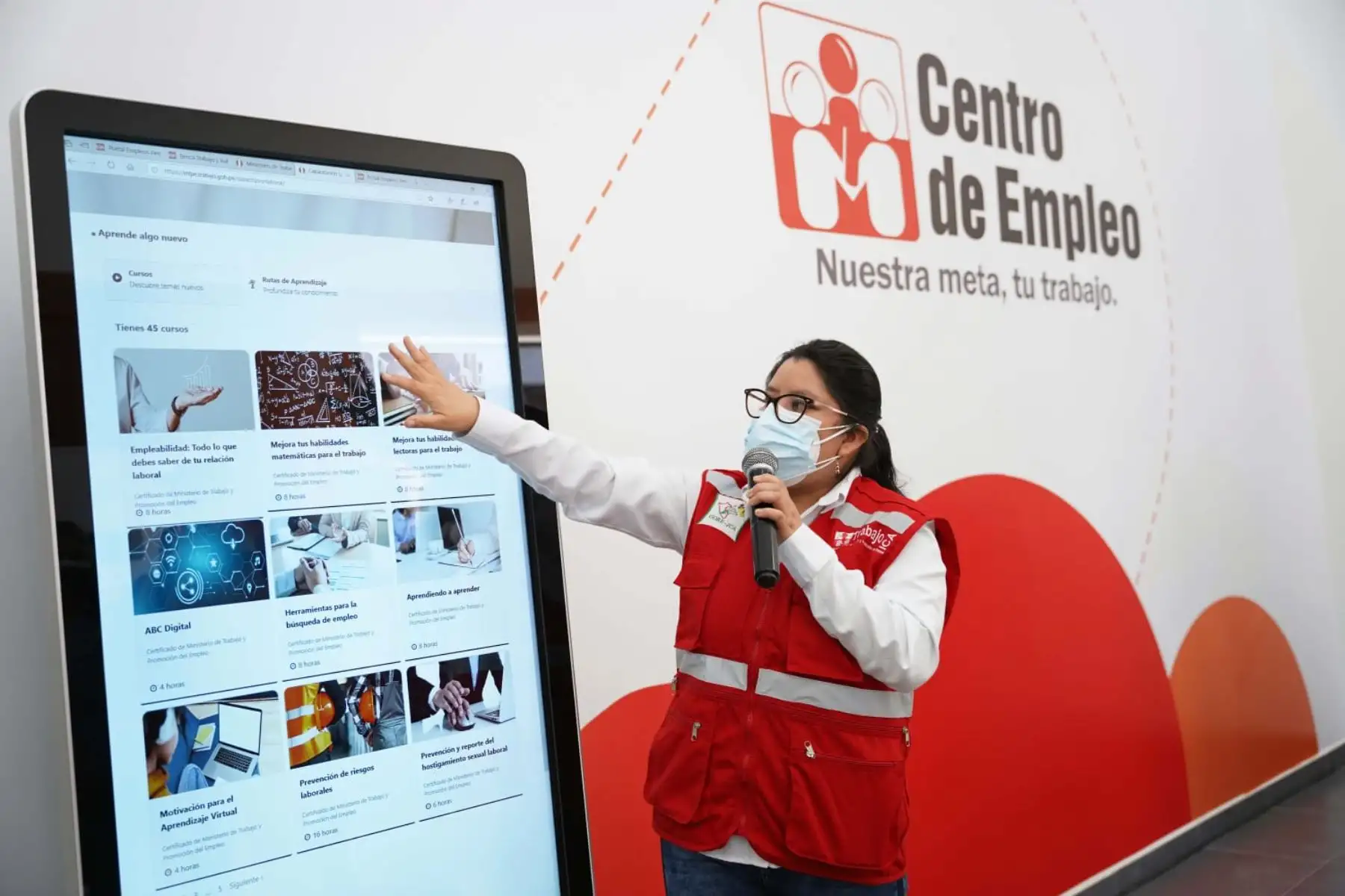 El ministro de Trabajo y Promoción del Empleo (MTPE), Javier Palacios Gallegos, inauguró el nuevo local del Centro de Empleo en la región Ica, con el propósito de acercar a la población diversos servicios que les permitirá un mejor acceso al mercado laboral. Foto: ANDINA/Ministerio de Trabajo