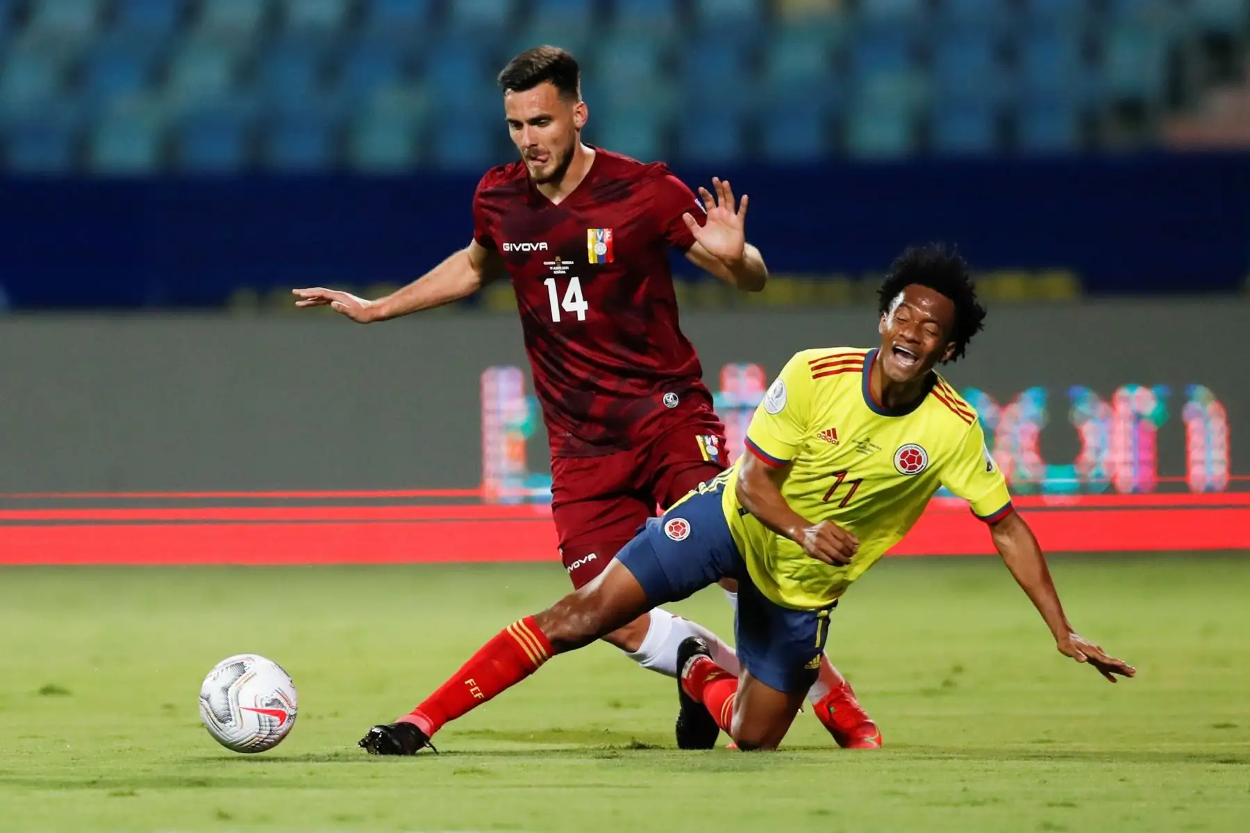 Juan Cuadrado de Colombia disputa el balón con Luis Enrique Del Pino de Venezuela durante un partido por el grupo B de la Copa América en el Estadio Olímpico Pedro Ludovico Teixeira, en Goiania, Brasil. Foto: EFE