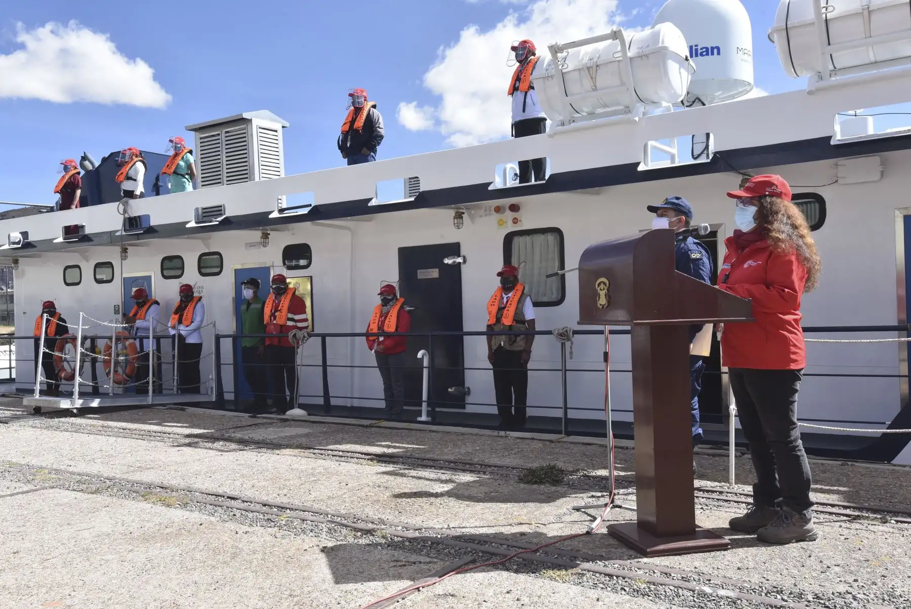 La PIAS Lago Titicaca I, gestionada por el MIDIS, a través del Programa Nacional PAIS, zarpó de Puno con un primer lote de medio millar de vacunas contra el COVID – 19 del laboratorio AstraZeneca, las cuales serán entregadas en los establecimientos de salud de Taquile y Amantaní y posteriormente aplicadas a adultos mayores y personas de riesgo de las islas. La ministra Silvana Vargas participó en la actividad. Foto: ANDINA/MIDIS