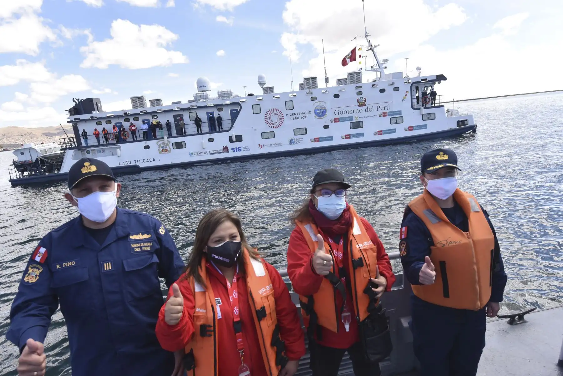 La PIAS Lago Titicaca I, gestionada por el MIDIS, a través del Programa Nacional PAIS, zarpó de Puno con un primer lote de medio millar de vacunas contra el COVID – 19 del laboratorio AstraZeneca, las cuales serán entregadas en los establecimientos de salud de Taquile y Amantaní y posteriormente aplicadas a adultos mayores y personas de riesgo de las islas. La ministra Silvana Vargas participó en la actividad. Foto: ANDINA/MIDIS