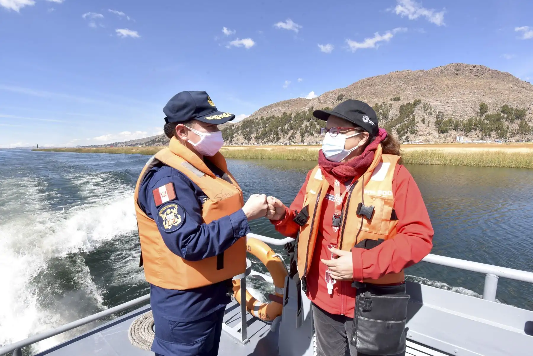 La PIAS Lago Titicaca I, gestionada por el MIDIS, a través del Programa Nacional PAIS, zarpó de Puno con un primer lote de medio millar de vacunas contra el COVID – 19 del laboratorio AstraZeneca, las cuales serán entregadas en los establecimientos de salud de Taquile y Amantaní y posteriormente aplicadas a adultos mayores y personas de riesgo de las islas. Foto: ANDINA/MIDIS