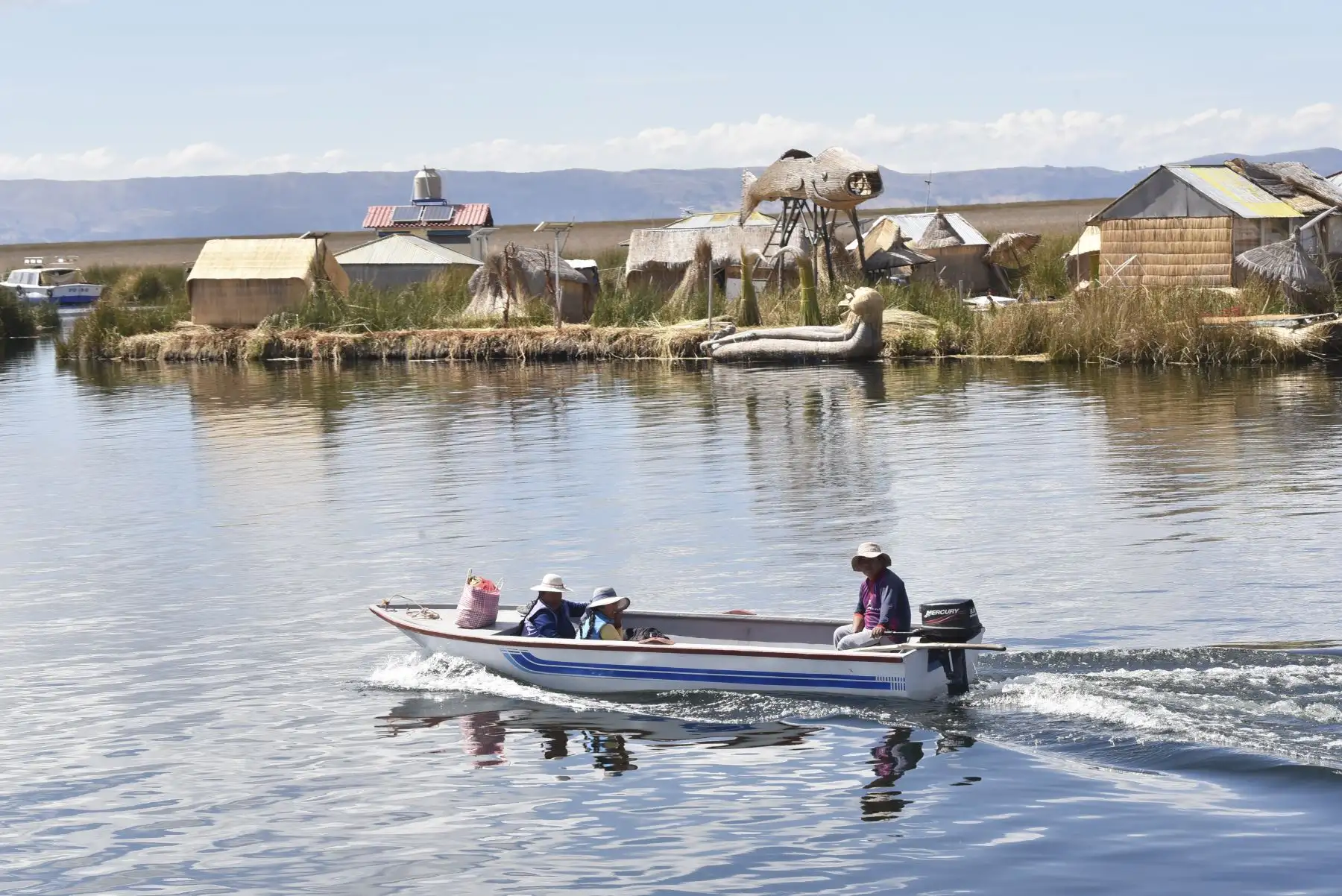 La PIAS Lago Titicaca I, gestionada por el MIDIS, a través del Programa Nacional PAIS, zarpó de Puno con un primer lote de medio millar de vacunas contra el COVID – 19 del laboratorio AstraZeneca, las cuales serán entregadas en los establecimientos de salud de Taquile y Amantaní y posteriormente aplicadas a adultos mayores y personas de riesgo de las islas. Foto: ANDINA/MIDIS