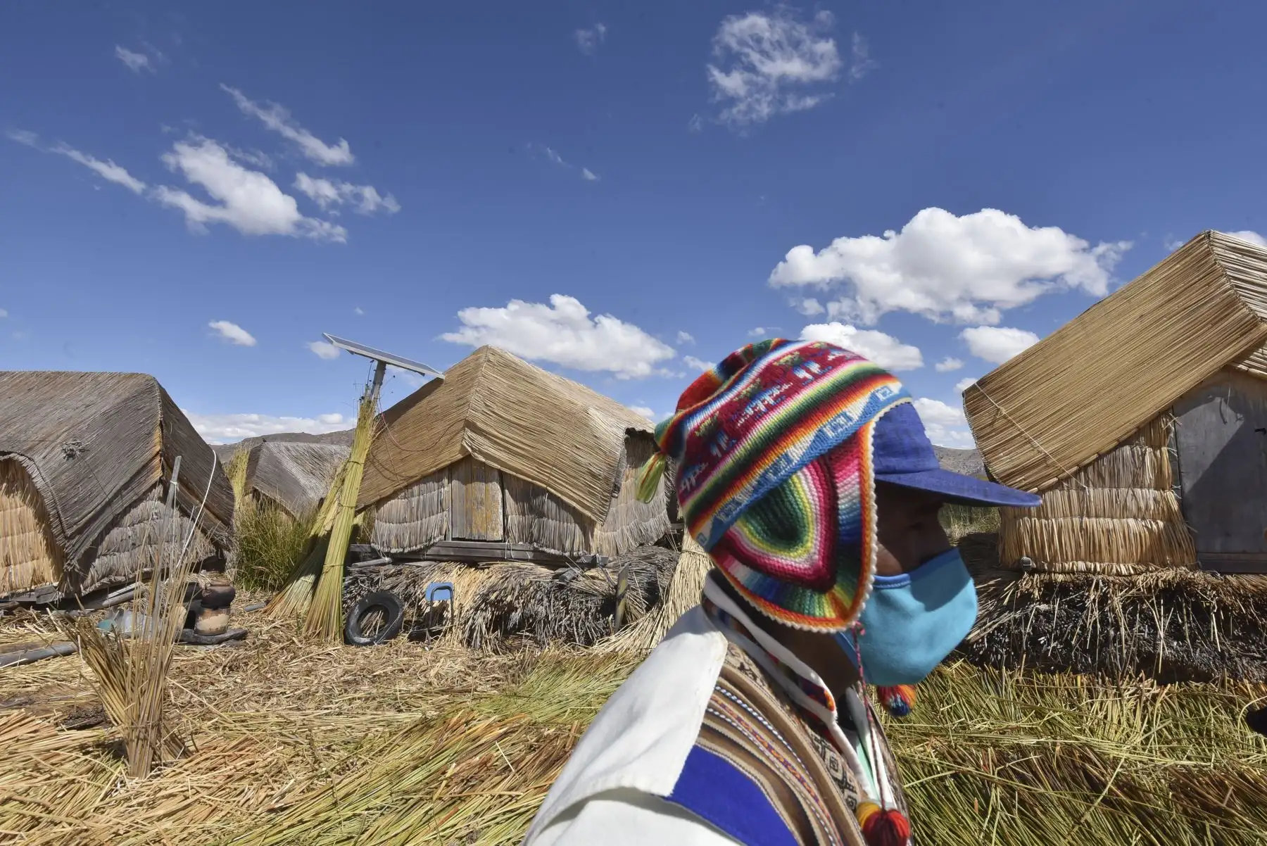 La PIAS Lago Titicaca I, gestionada por el MIDIS, a través del Programa Nacional PAIS, zarpó de Puno con un primer lote de medio millar de vacunas contra el COVID – 19 del laboratorio AstraZeneca, las cuales serán entregadas en los establecimientos de salud de Taquile y Amantaní y posteriormente aplicadas a adultos mayores y personas de riesgo de las islas. Foto: ANDINA/MIDIS